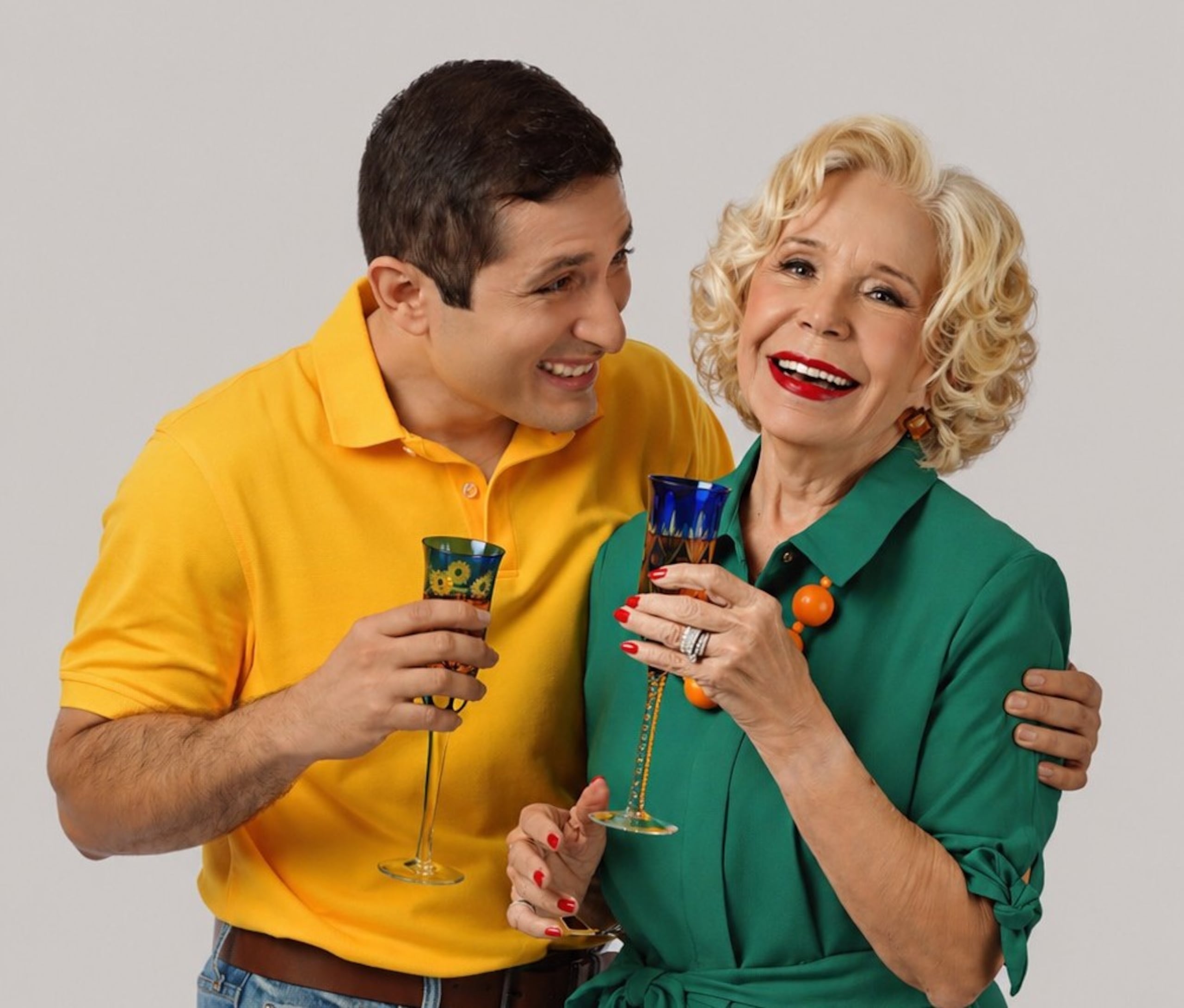 Omar Torres y Johanna Rosaly estelarizan "Hola, mamá".