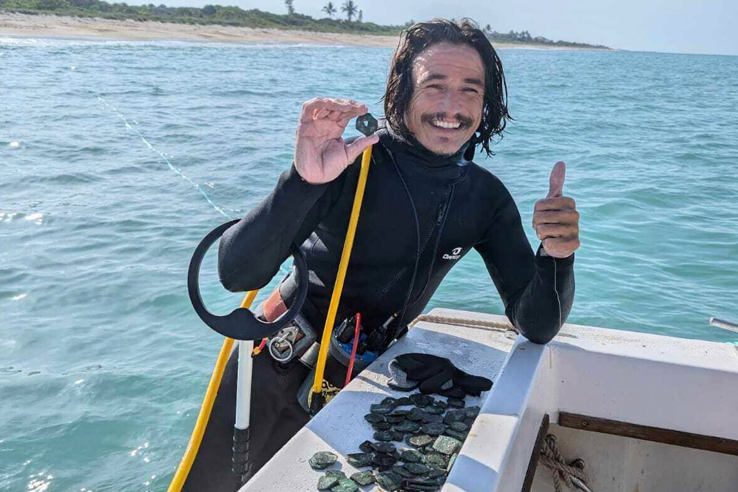 A lo largo de los años, millones de dólares en monedas de oro han sido encontradas por rescatistas y cazadores de tesoros en una zona costera que se extiende desde Melbourne hasta Fort Pierce.