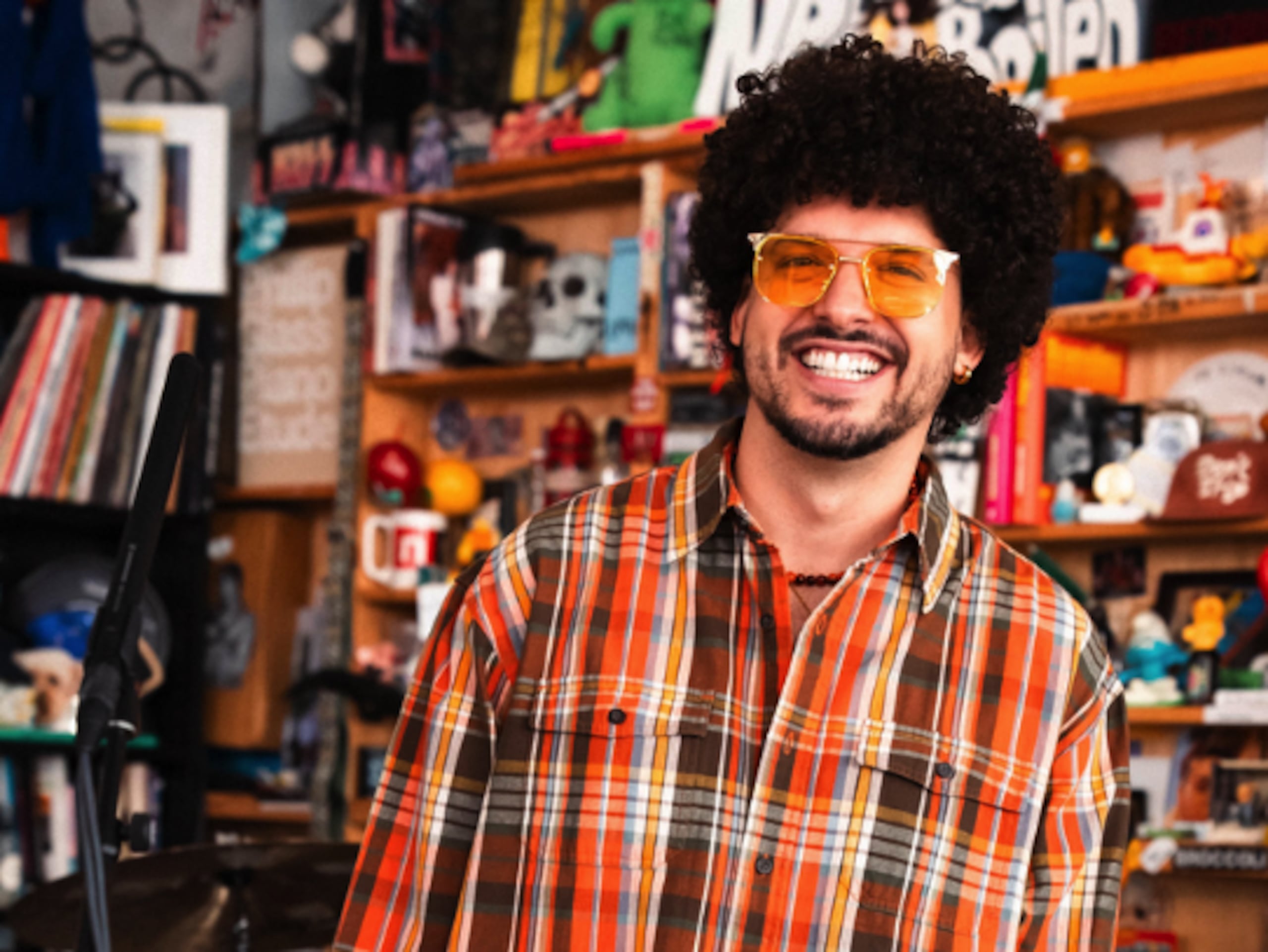 La participación de PJ Sin Suela en la serie de conciertos de Tiny Desk se transmitió el 1 de mayo de 2025 junto a varios músicos puertorriqueños.