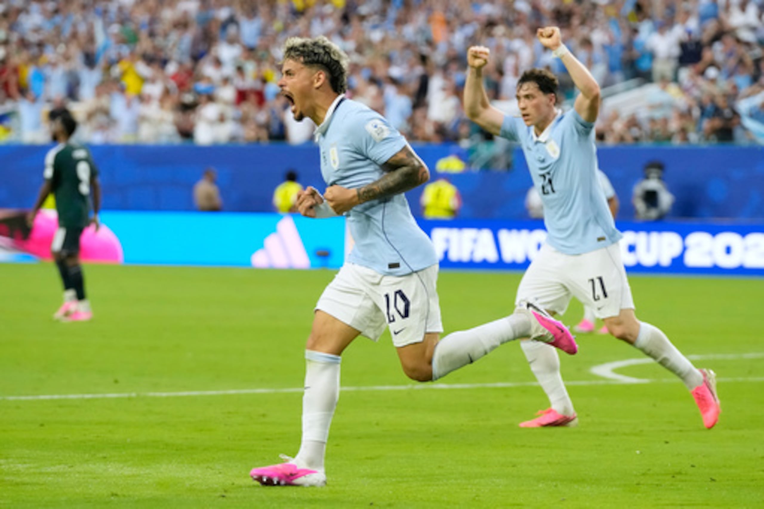 El uruguayo Maxi Araujo celebra el primer gol de su equipo contra Arabia Saudí.