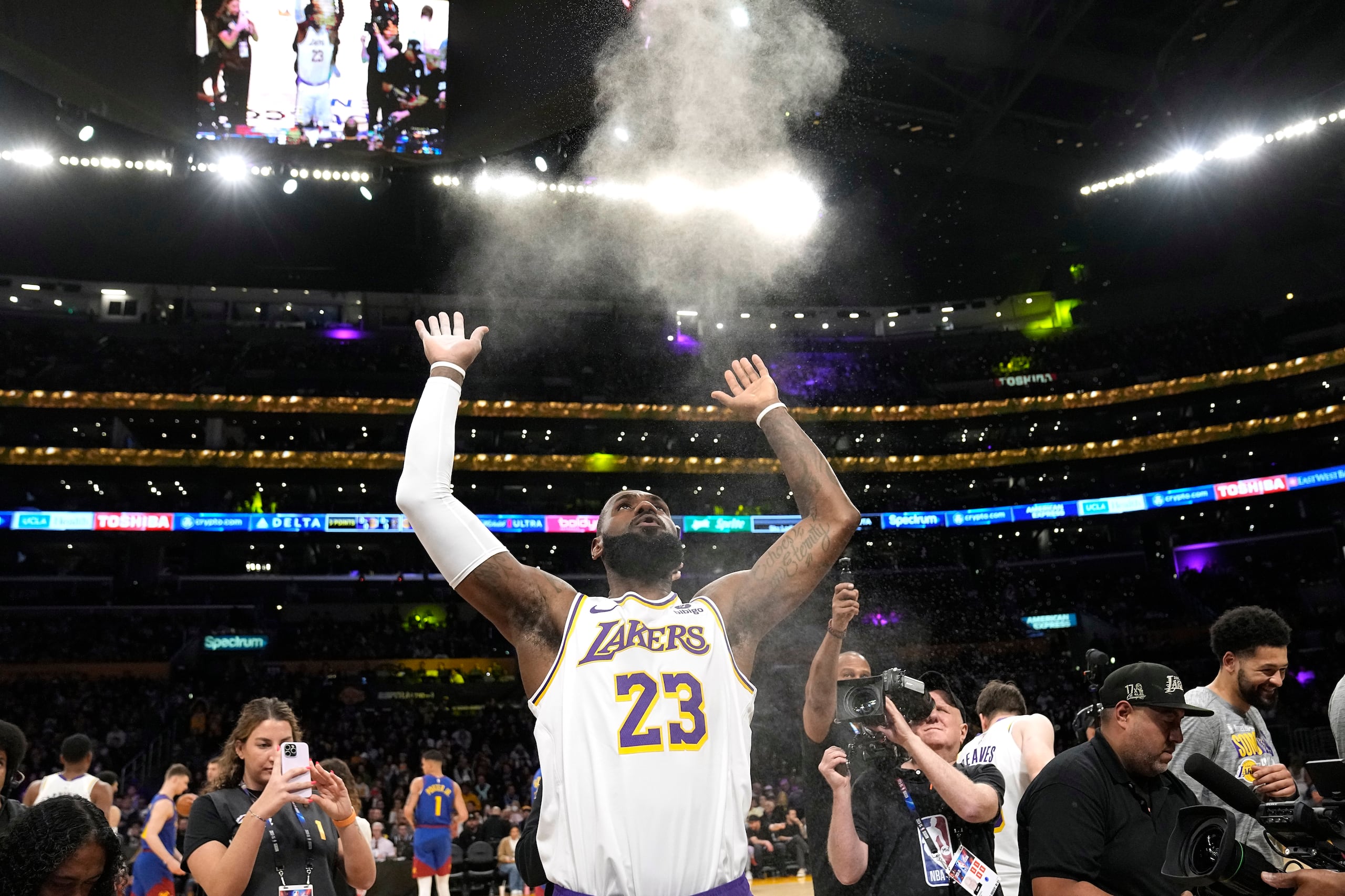 LeBron James, de los Lakers de Los Ángeles, arroja brea al aire antes de un partido ante los Nuggets de Denver.