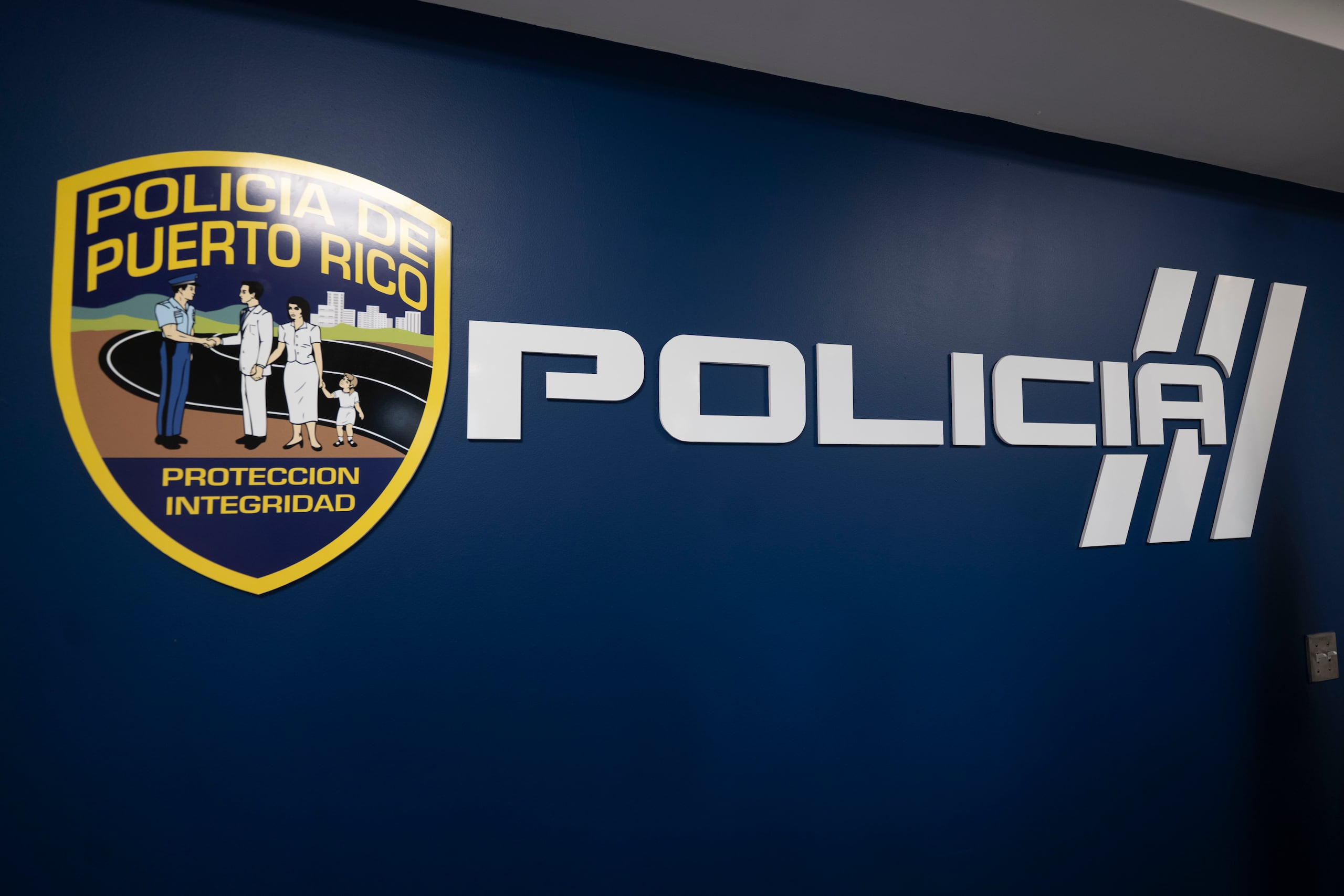 13 de junio de 2025. Carolina, PR. END/PR HOY. Conferencia de prensa convocada por la gobernadora Jenniffer González, junto al comisionado del Negociado de la Policía Joseph González y el CEO de Aerostar Jorge Hernández, desde las nuevas instalaciones del cuartel de la Policía en el Aeropuerto Internacional Luis Muñoz Marín, Precinto 216. FOTO POR: Carlos Giusti/GFR Media
Cuartel, Policía, Aeropuerto Internacional Luis Muñoz Marín, Seguridad, Agentes, K9, Unidad Canina, Aerostar, Patrullas, Body Cam, Jorge Hernández, Jenniffer González, Joseph González