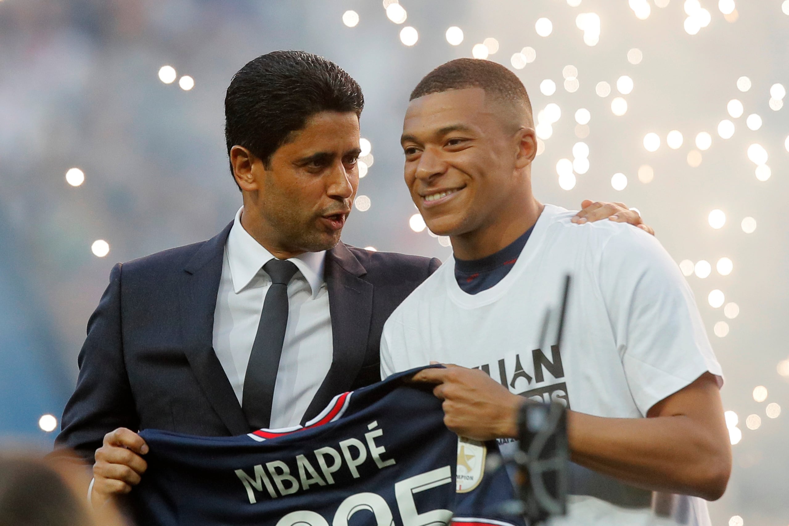 ARCHIVO - El presidente del Paris Saint-Germain Nasser Al-Khelaifi (izquierda) charla con Kylian Mbappé al ser presentado en el estadio Parque de los Príncipes, el 21 de mayo de 2022, en París. (AP Foto/Michel Spingler)