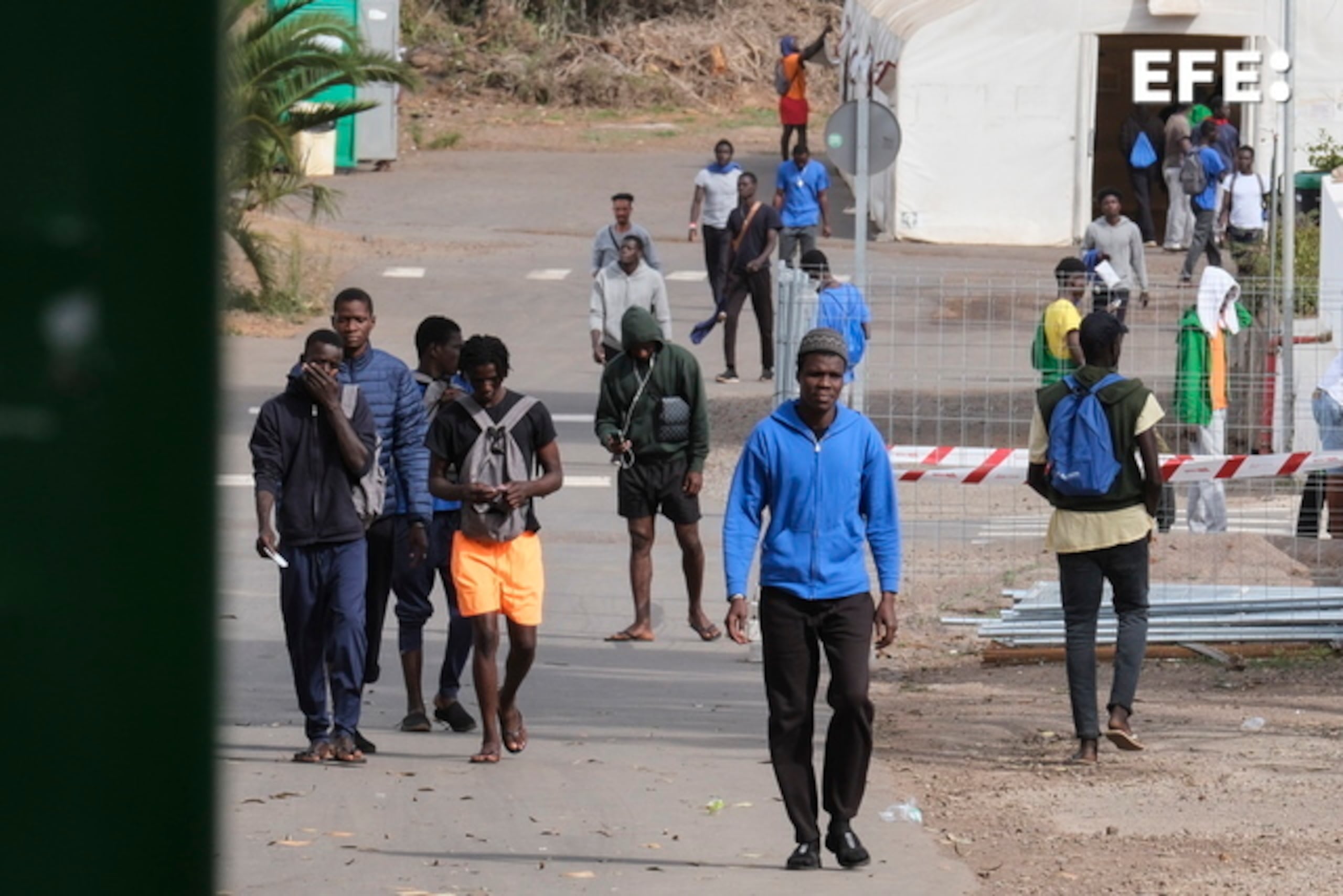 Inmigrantes en el interior del centro de acogida de Las Raíces, en La Laguna (Tenerife), donde han sido alojados buena parte de las personas que han llegado en los últimos días en cayuco a El Hierro y Tenerife. EFE/Alberto Valdés