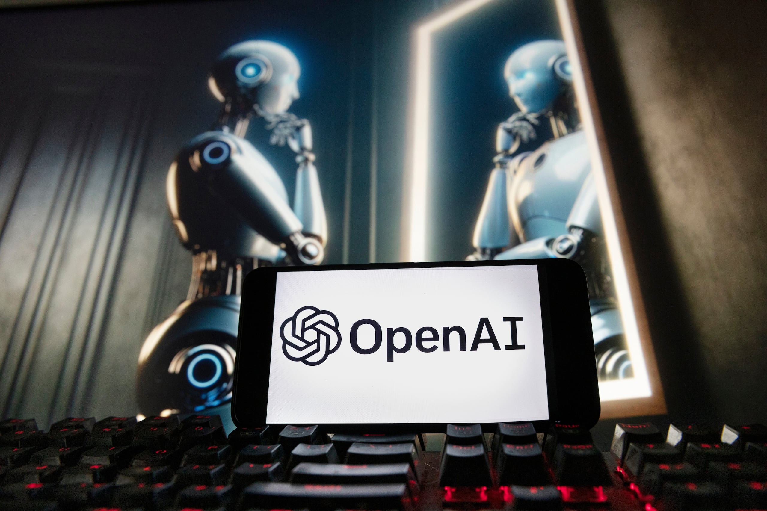 ARCHIVO – El logotipo de OpenAI en un teléfono celular con la imagen de un monitor de computadora generada por el modelo de texto a imagen Dall-E de ChatGPT, el 8 de diciembre de 2023, en Boston. (AP Foto/Michael Dwyer, Archivo)