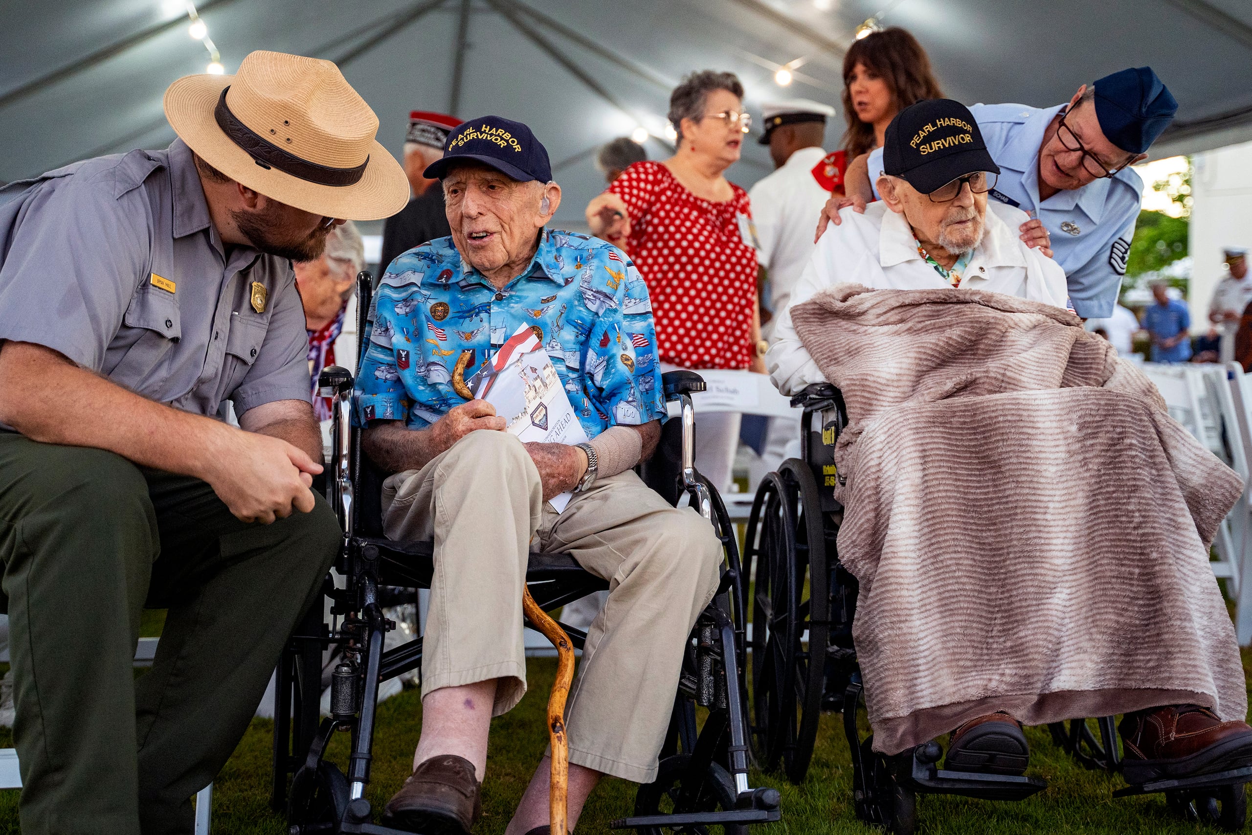 Ken Stevens, de 102 años, de Powers, Oregon, segundo a la izquierda, e Ira "Ike" Schab, de 104 años, de Beaverton, Oregon, participaron de la ceremonia por el 83er aniversario del ataque a Pearl Harbor, en Honolulu.