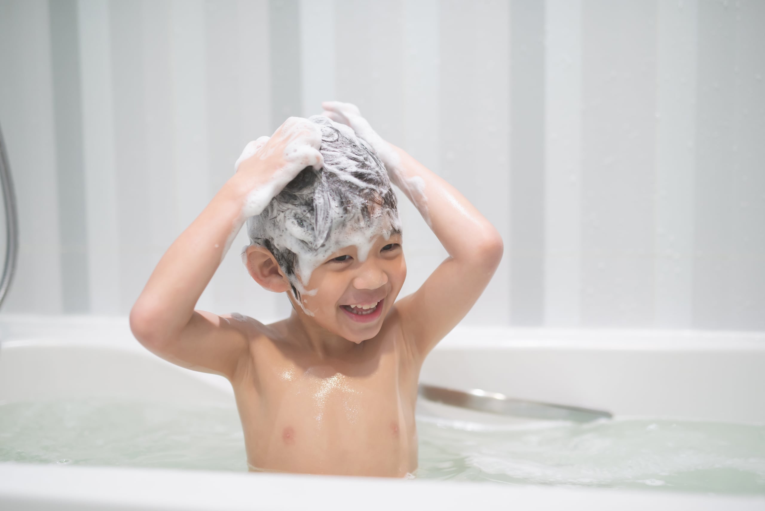 Cuando se consigue hacer en el momento correcto, bañarse solo se convierte en parte del desarrollo del niño y se fortalece su confianza.