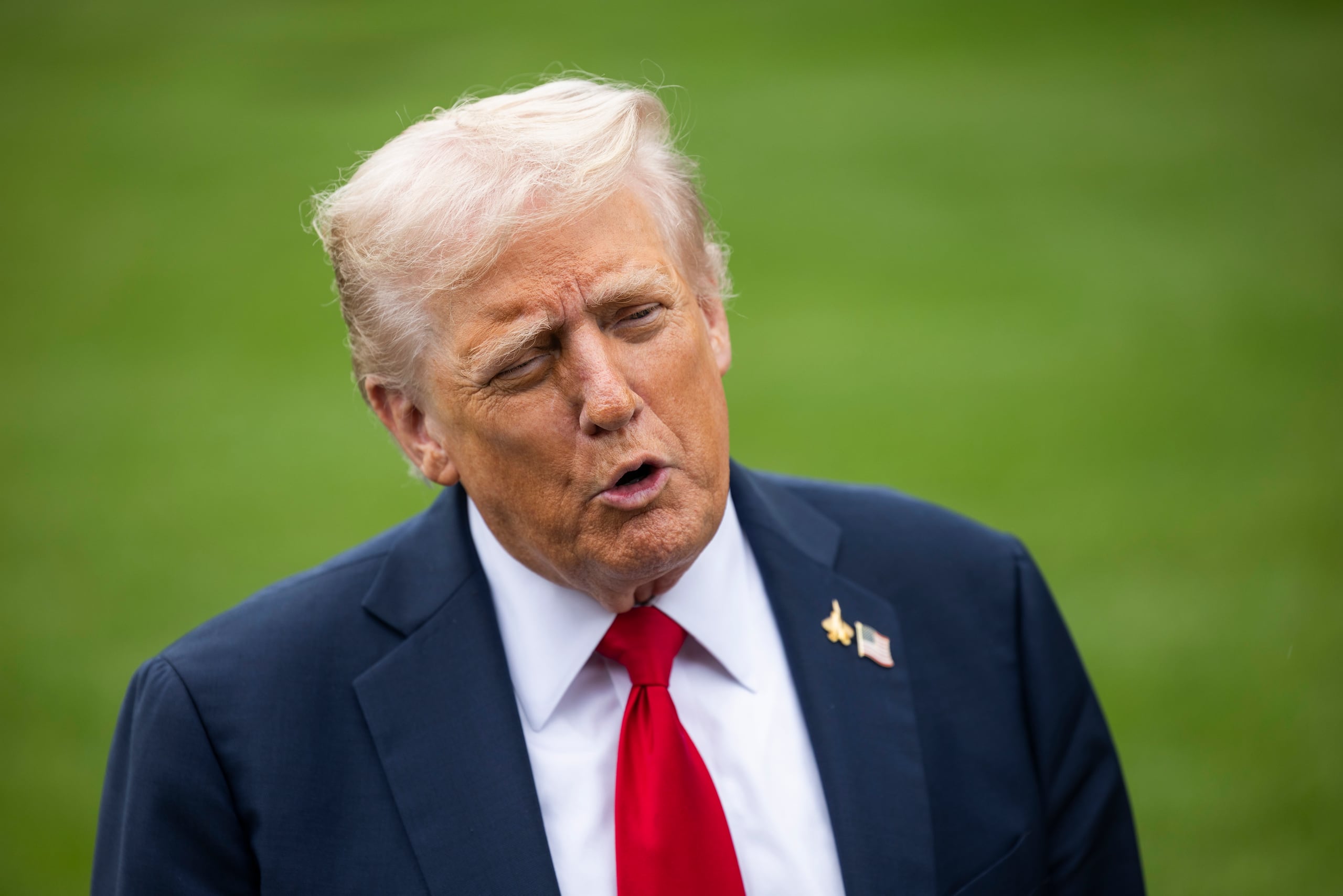 Trump insistió que este cese de las hostilidades “acercará el final de esta CATÁSTROFE DE 3,000 AÑOS” y traerá paz al Medio Oriente.