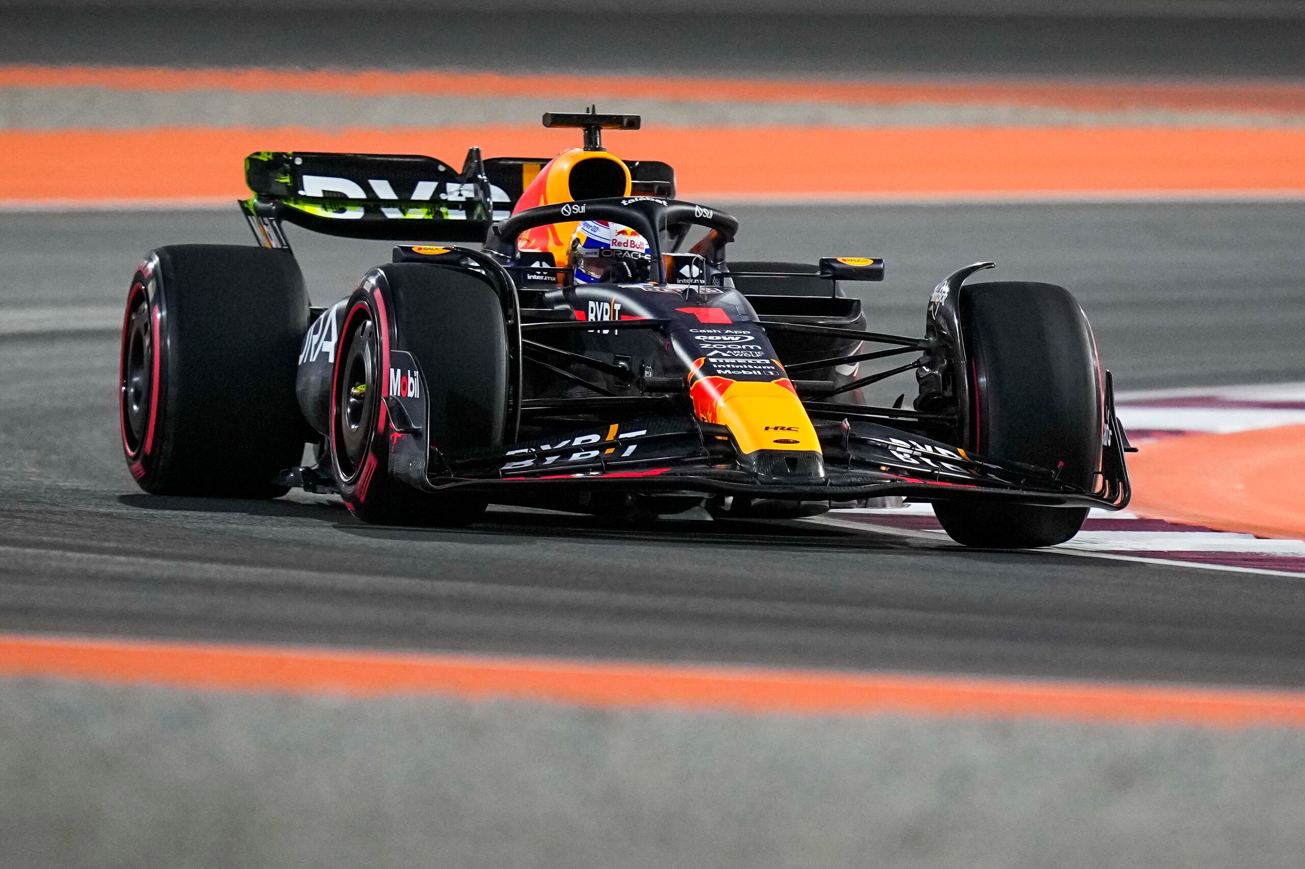 Max Verstappen en acción durante una sesión de práctica para el Gran Premio de Catar.