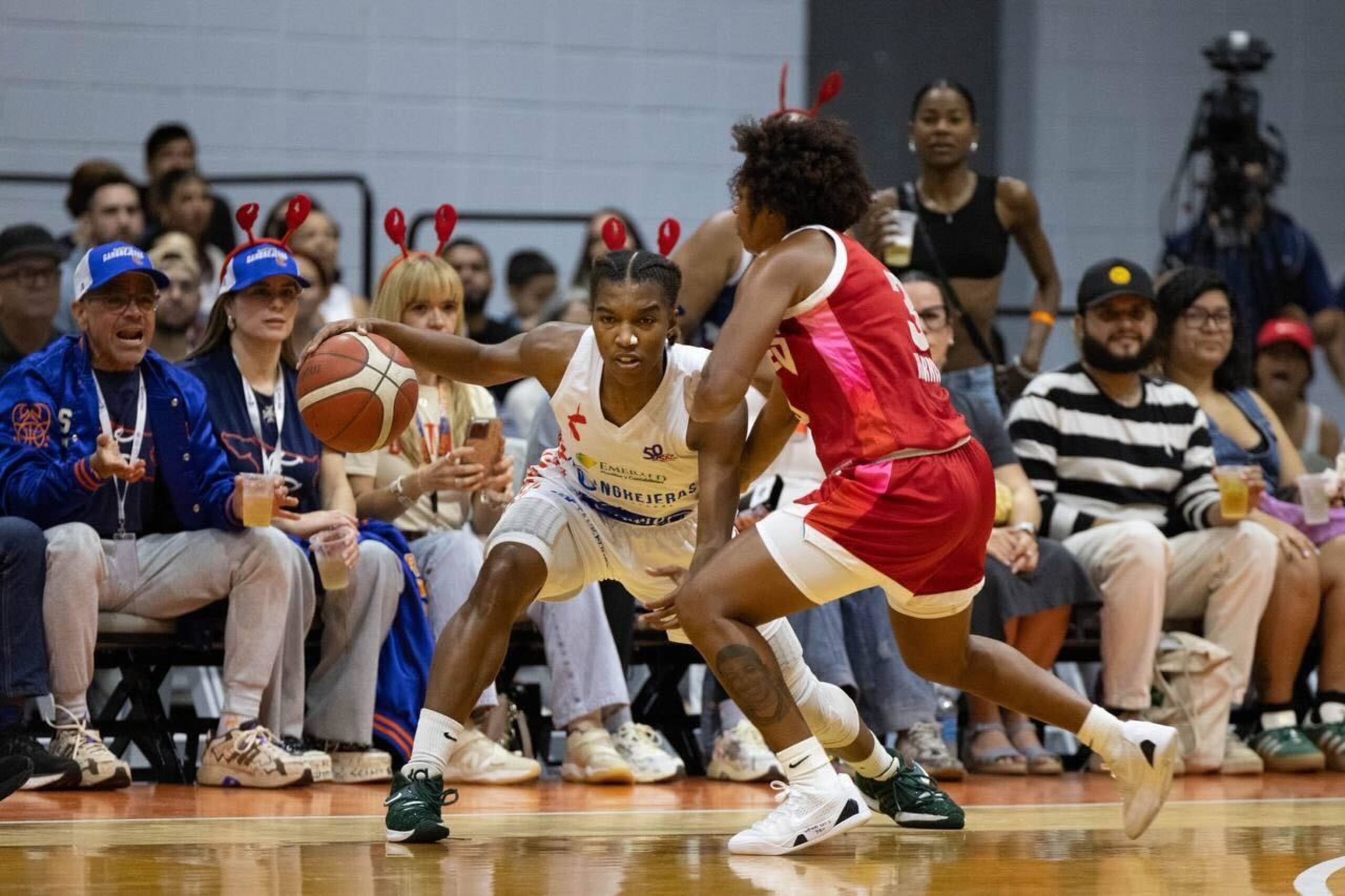 Kamaria McDaniel, de las Cangrejeras de Santurce, maneja el balón durante el tercer juego de la final del BSNF 2024.