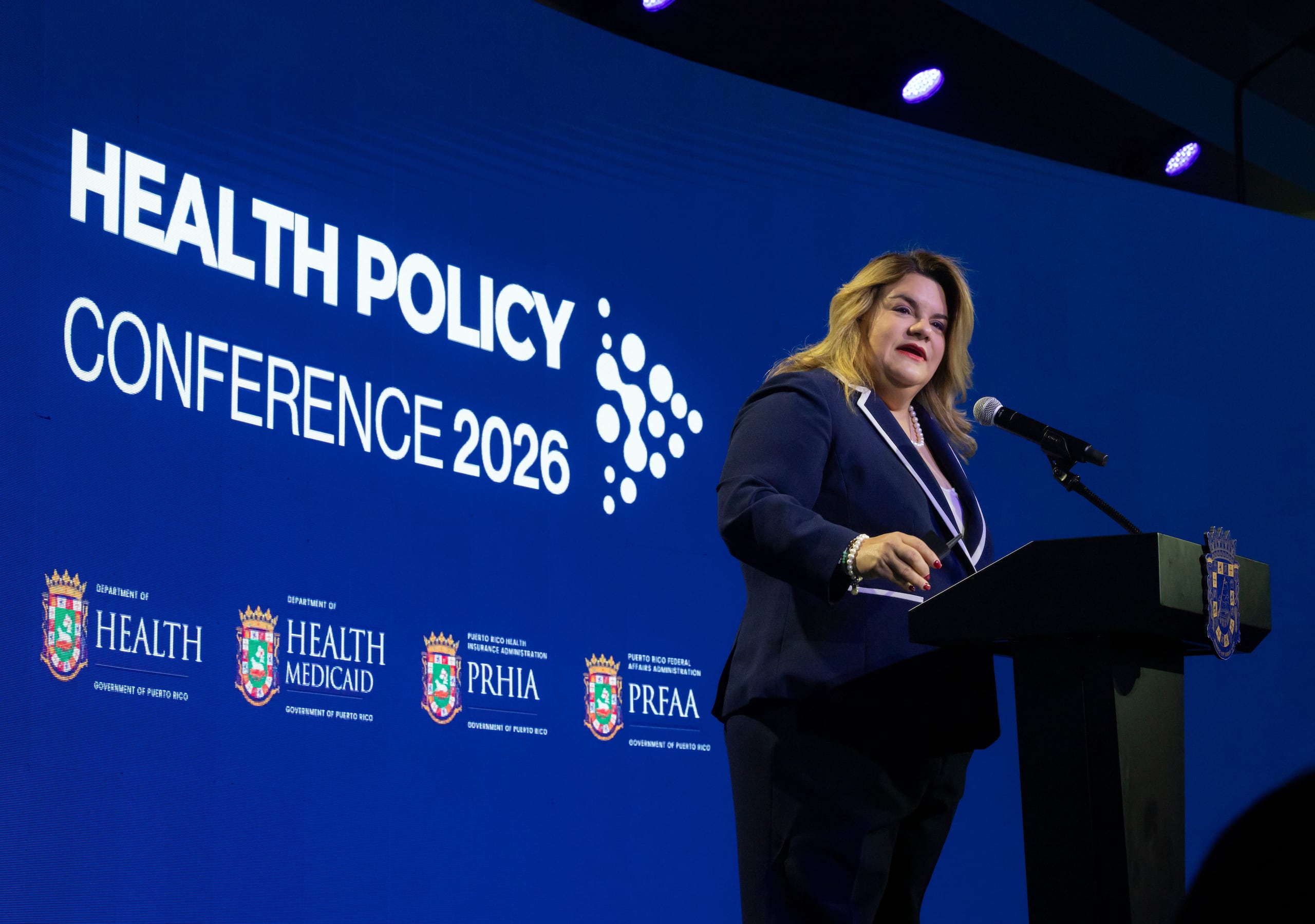 La gobernadora Jennifer González Colón durante su ponencia en el Puerto Rico Health Policy Conference 2026.