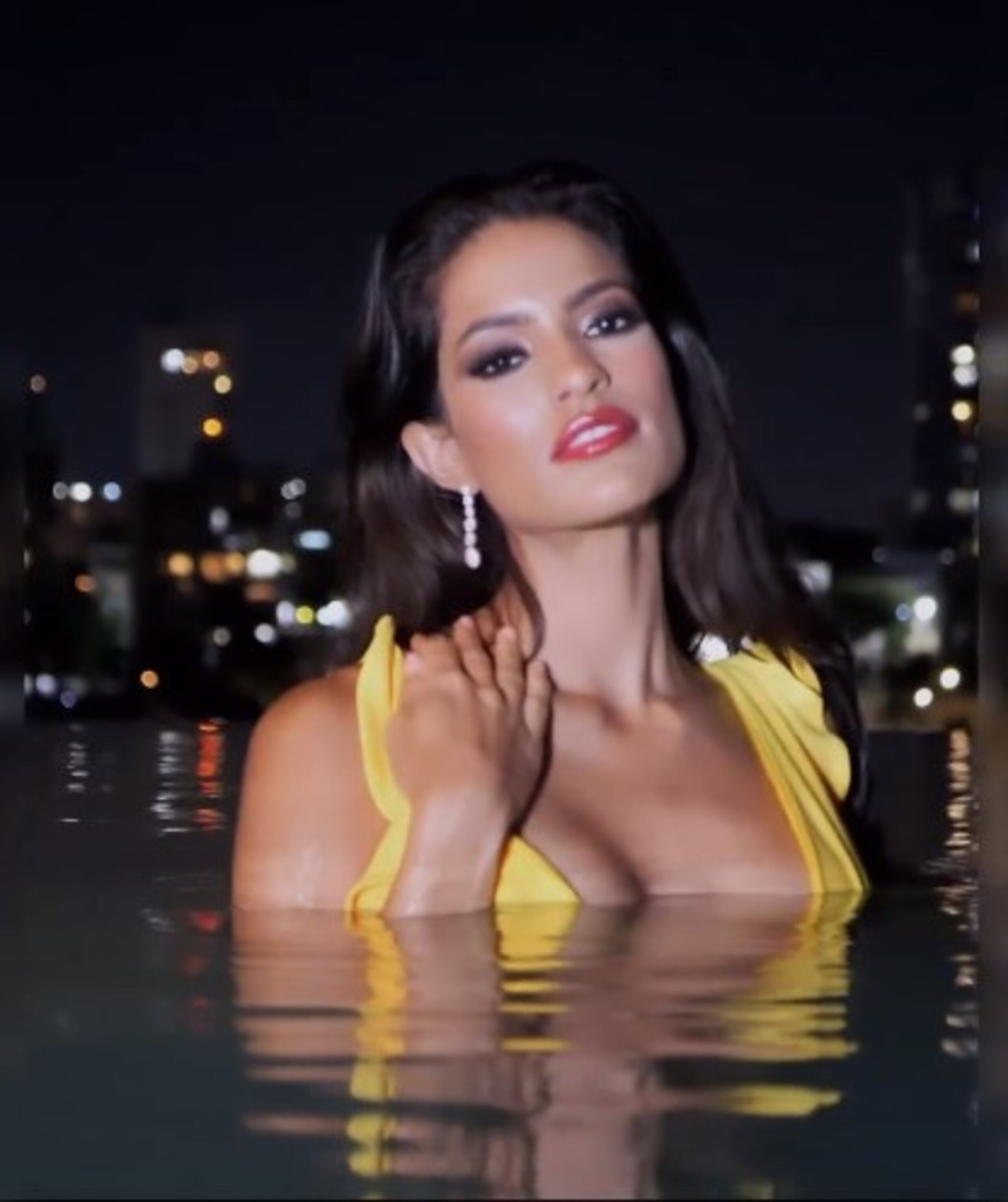 El video es un concepto del coreógrafo Danny Lugo al ritmo de la canción "La isla bonita".