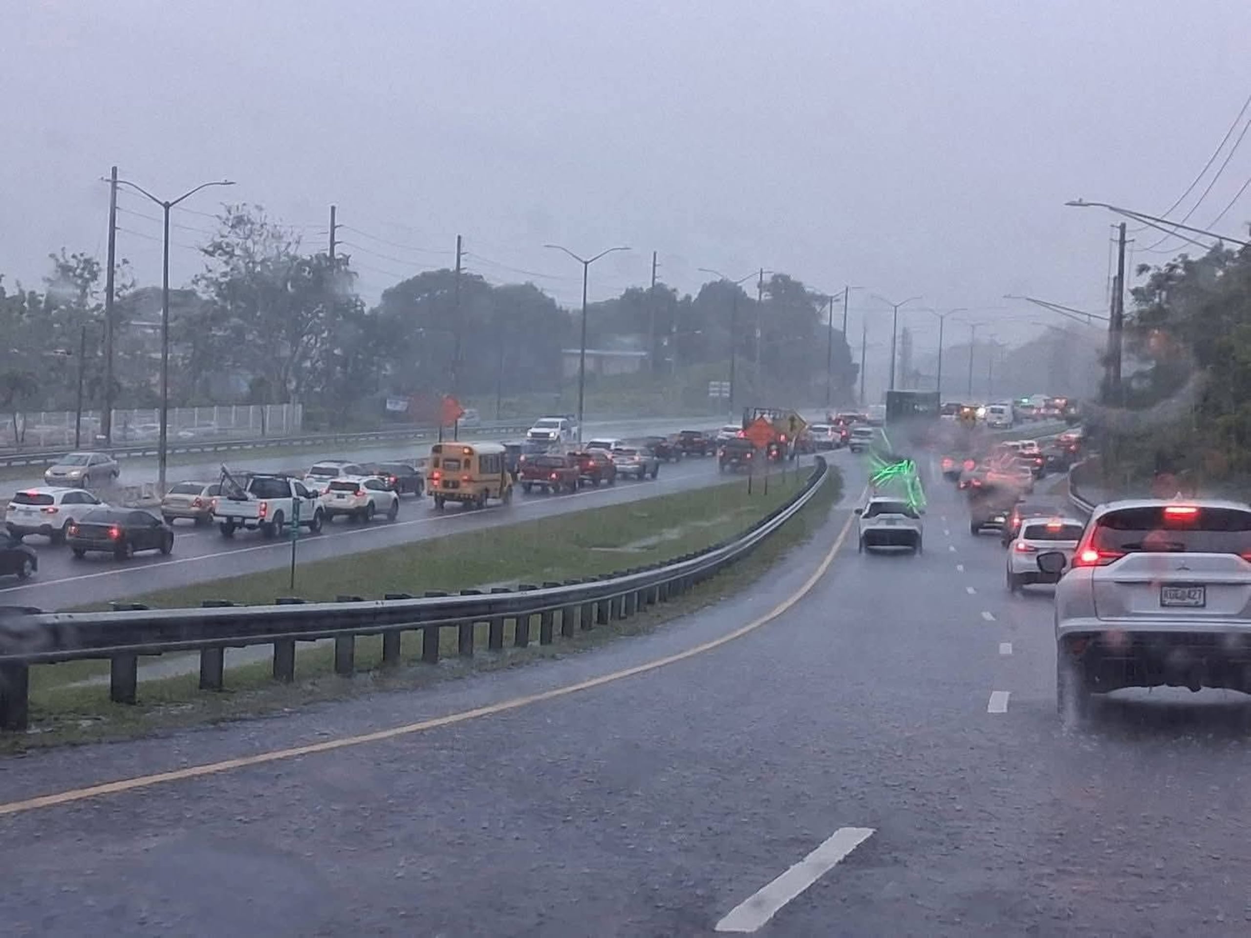 El Servicio Nacional de Meteorología exhortó a los residentes a mantenerse atentos a las condiciones del tiempo y no conducir por carreteras inundadas. (Archivo)