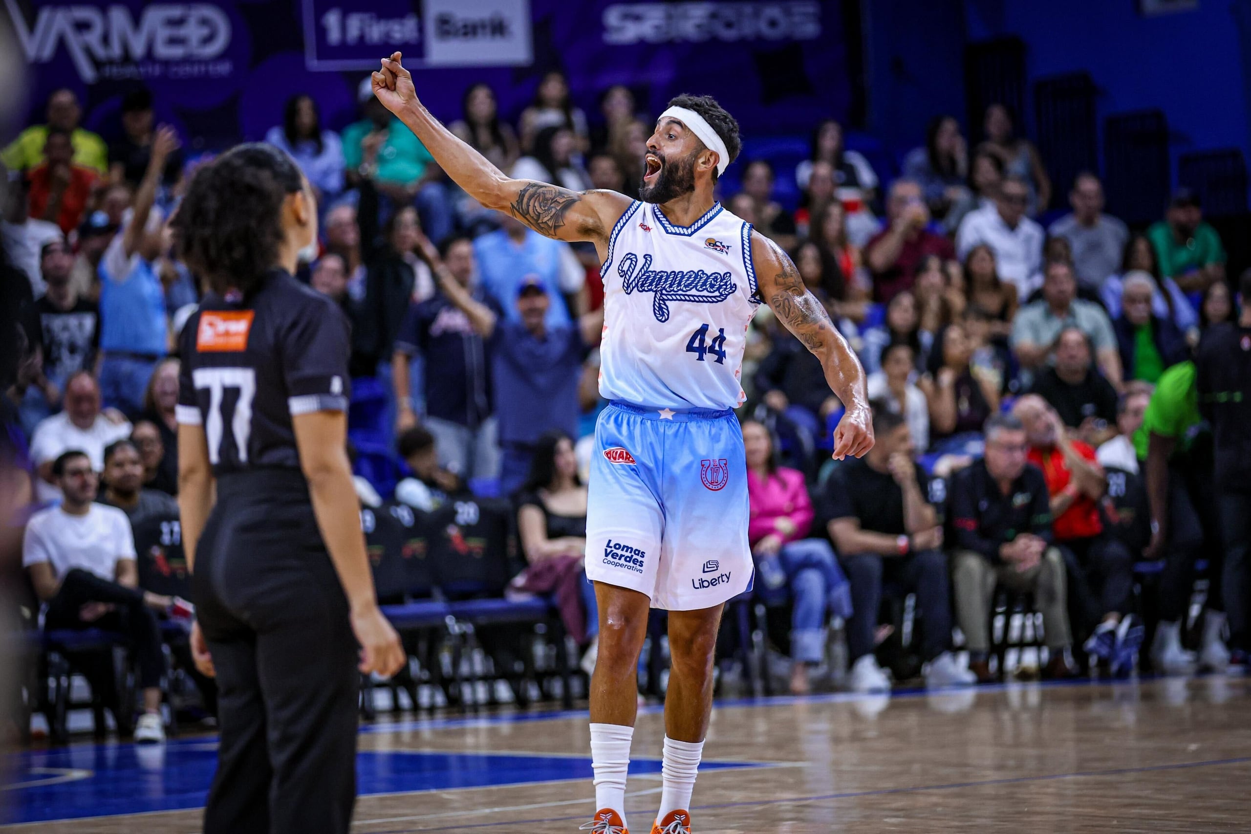 Javier Mojica, escolta de los Vaqueros de Bayamón, celebra el triple con el que se colocó entre los mejores cinco anotadores de tres puntos en la historia del BSN.
