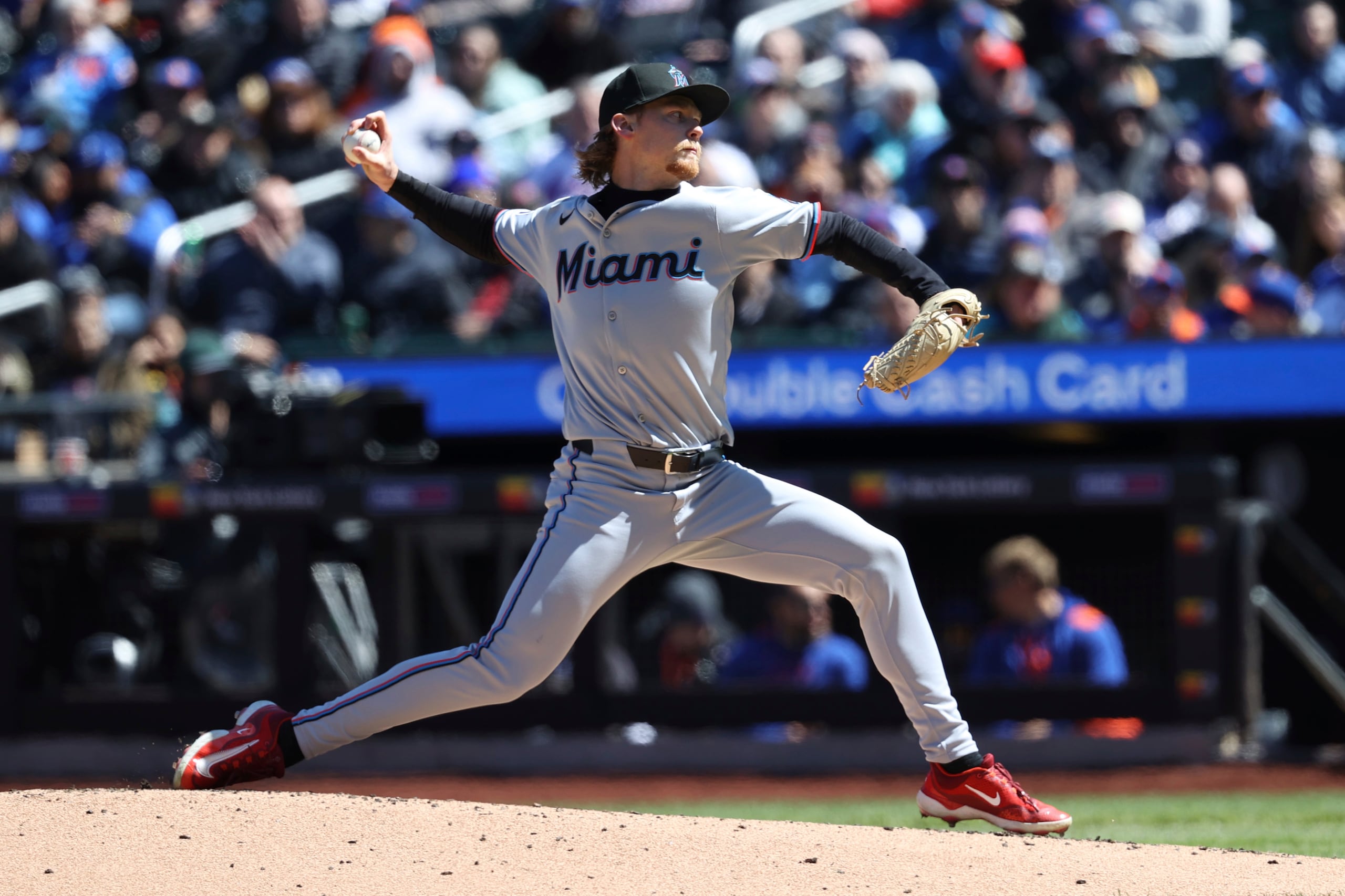 Max Meyer. de los Marlins de Miami. lanza en la primera entrada ante los Mets de Nueva York.