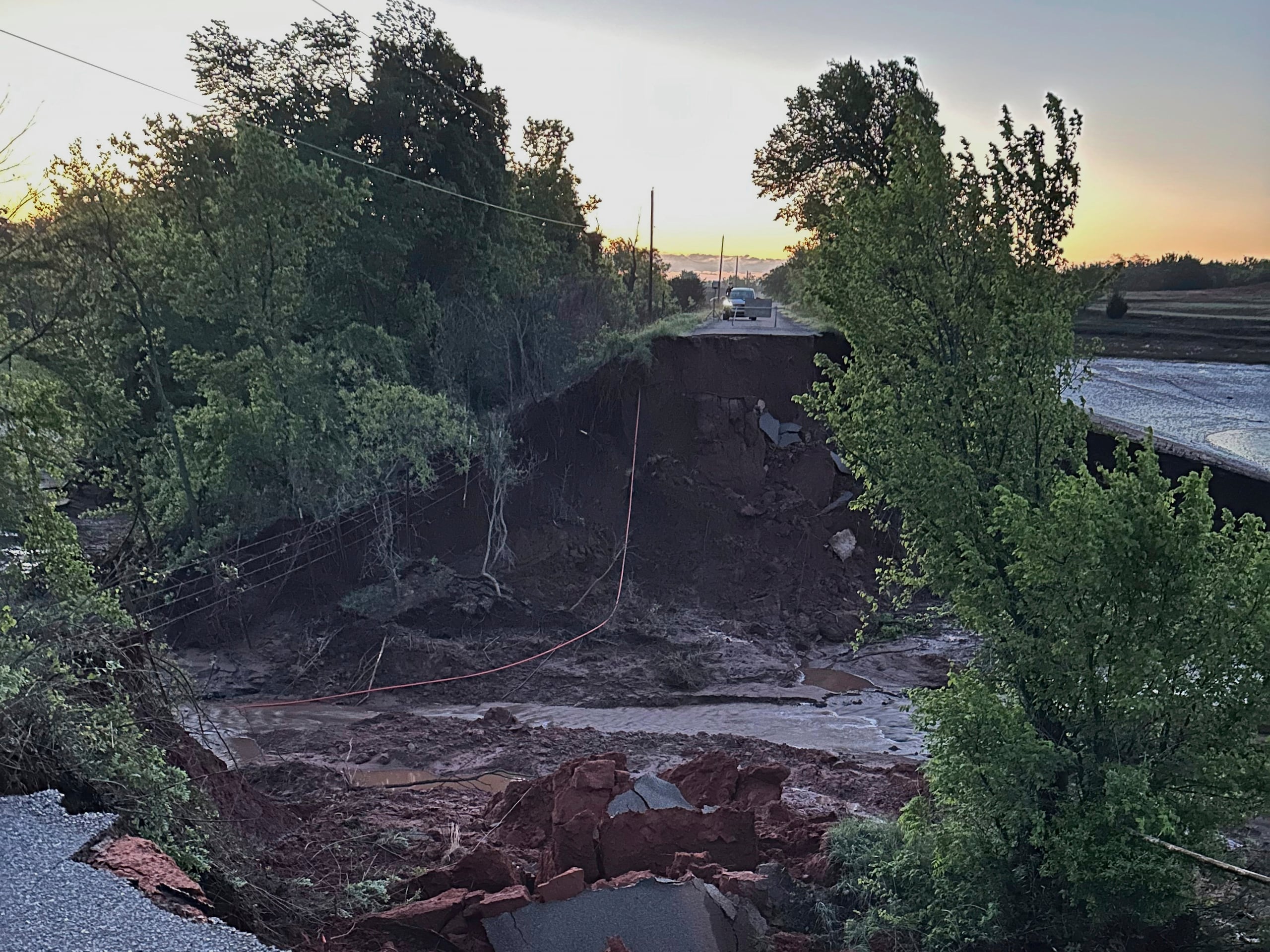 Las inundaciones en el condado Grady de Oklahoma el 1 de mayo del 2025. (John Teas via AP)