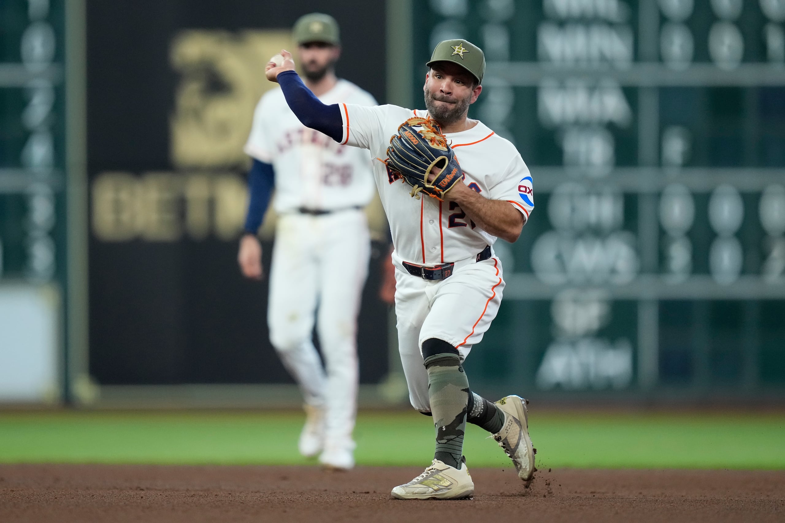 El venezolano José Altuve, intermedista de los Astros de Houston, lanza a primera en el juego del sábado 16 de mayo de 2026, ante los Rangers de Texas (AP Foto/Kevin M. Cox)