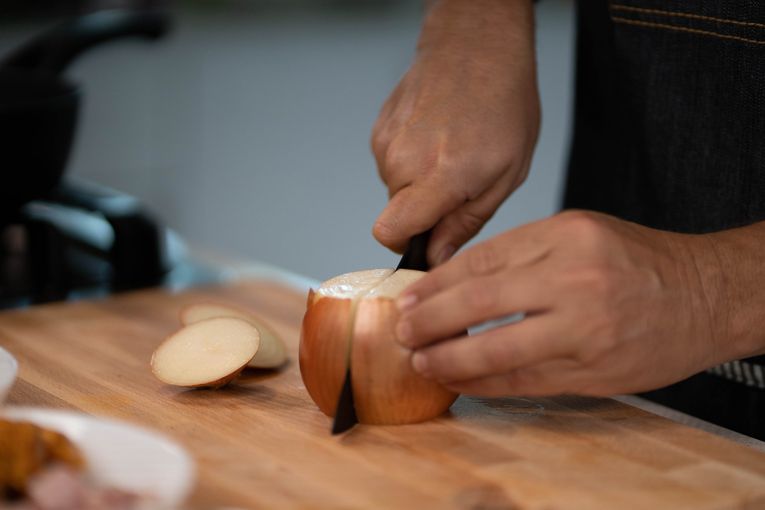 En la preparación para confeccionar las viandas guisadas, corta una cebolla en tiras finas.