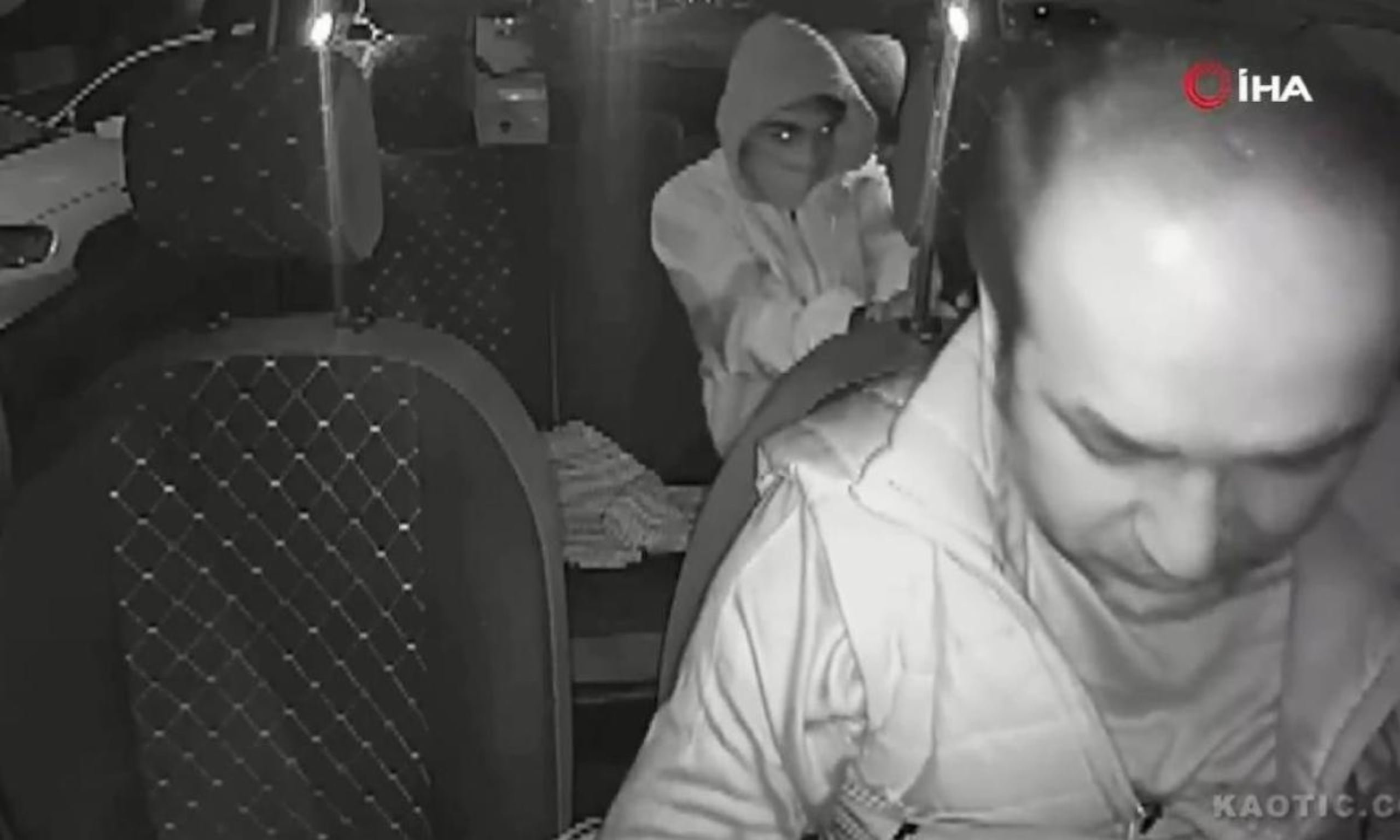 El vídeo fue captado por una cámara de seguridad del vehículo.