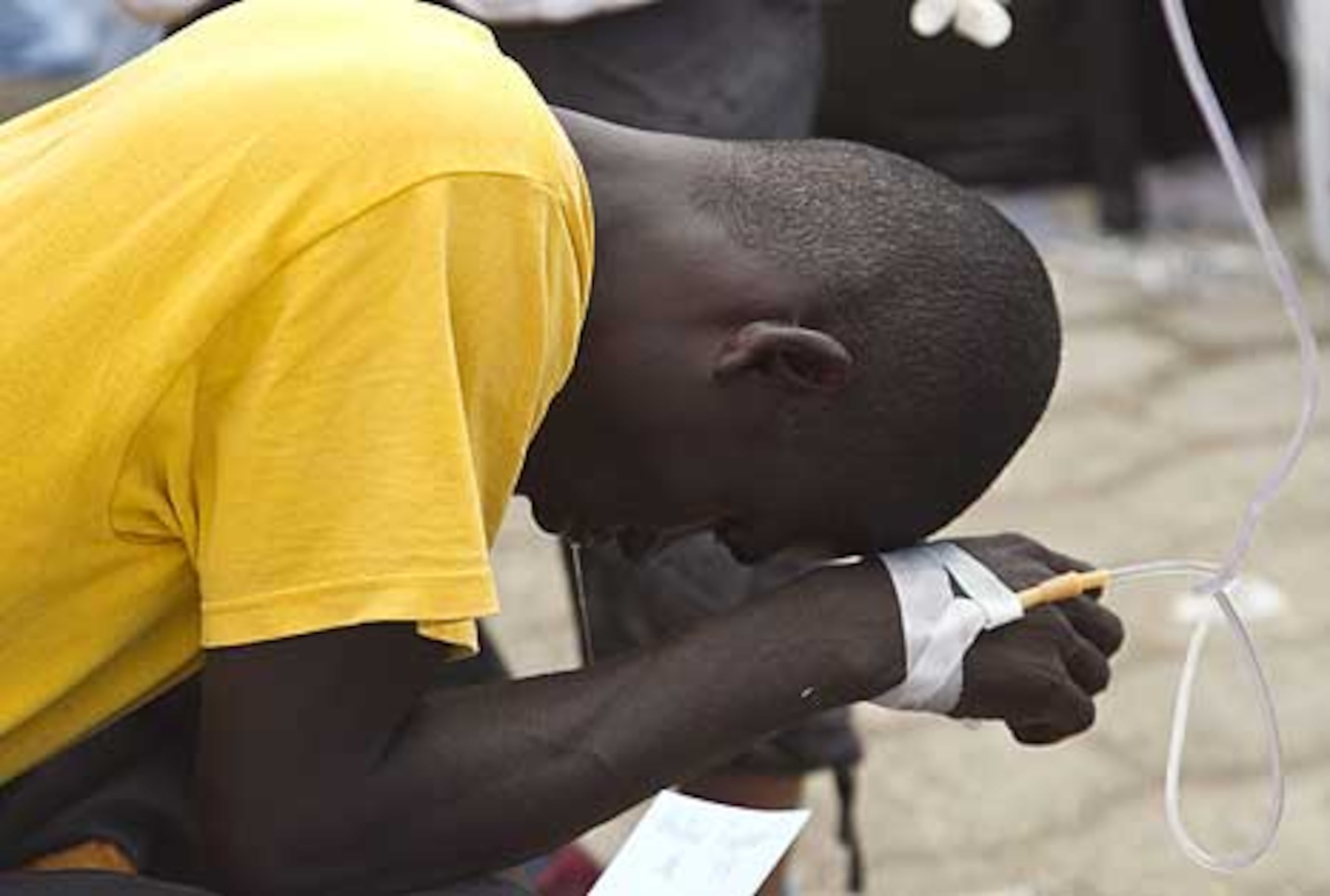 Un hombre contagiado por el brote de cólera y en espera por una cama en el hospital St. Nicholas, en St. Marc, Haití. Se teme que la epidemia se propague a República Dominicana. (EFE/Archivo/Sophia Paris)