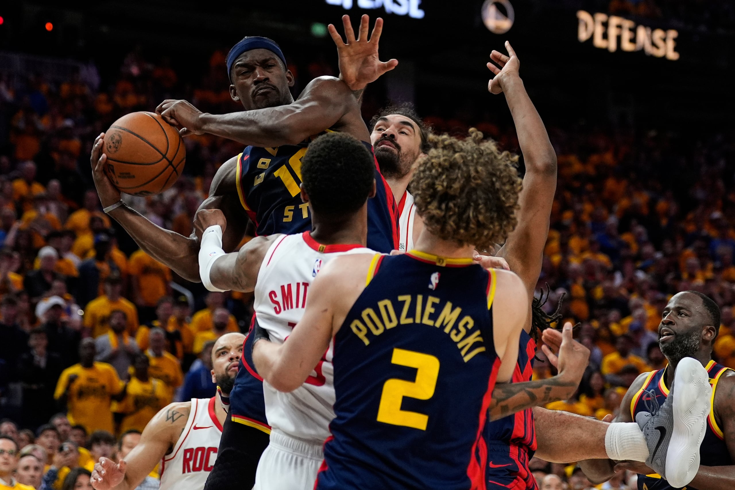 Jimmy Butler (10) atrapa un rebote entre varios jugadores del Heat durante la acción del partido del lunes.