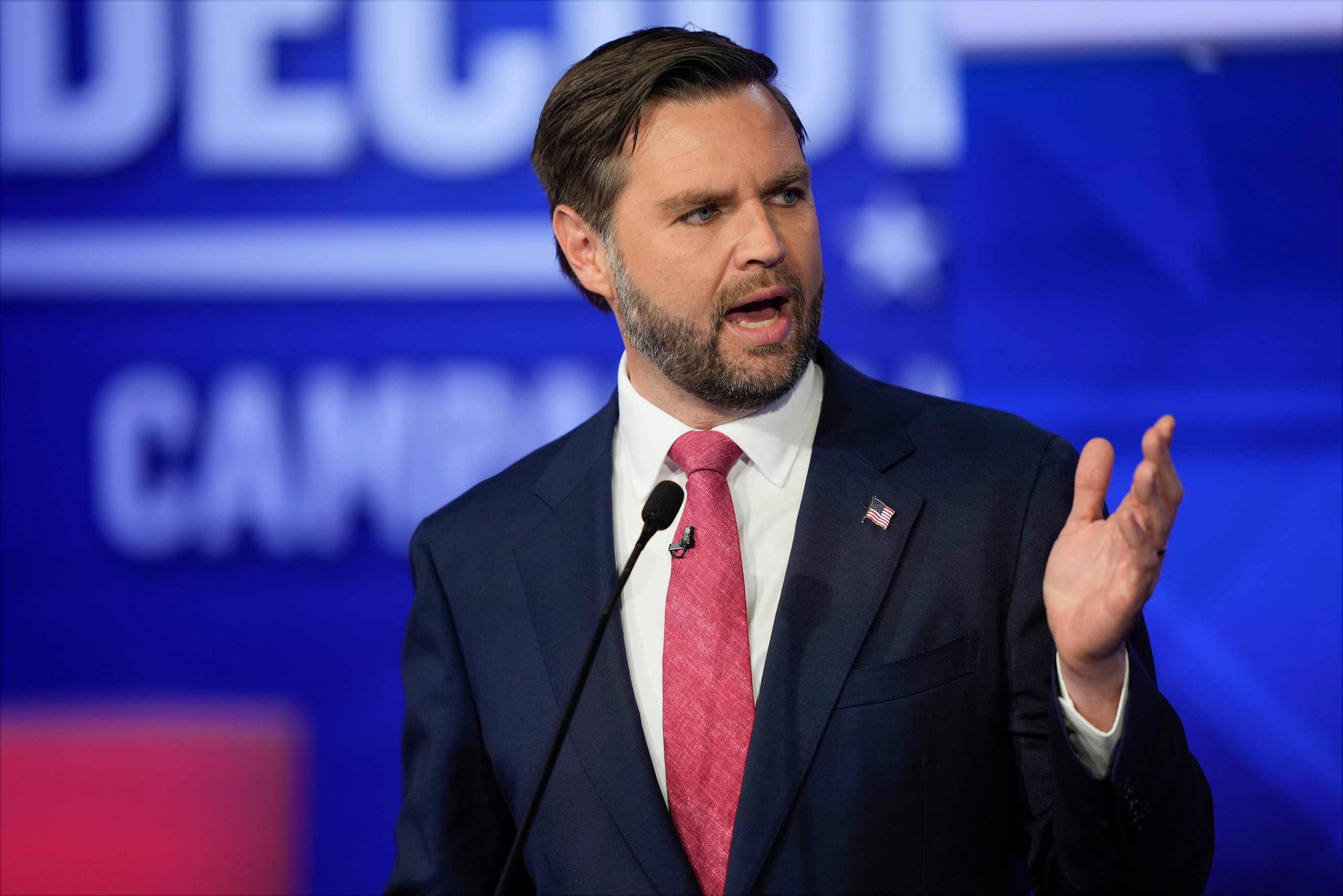 En una publicación en X, Vance respondió a las críticas de los partidarios de los amotinados del Capitolio de que su postura no iba lo suficientemente lejos como para liberar a todos los condenados.