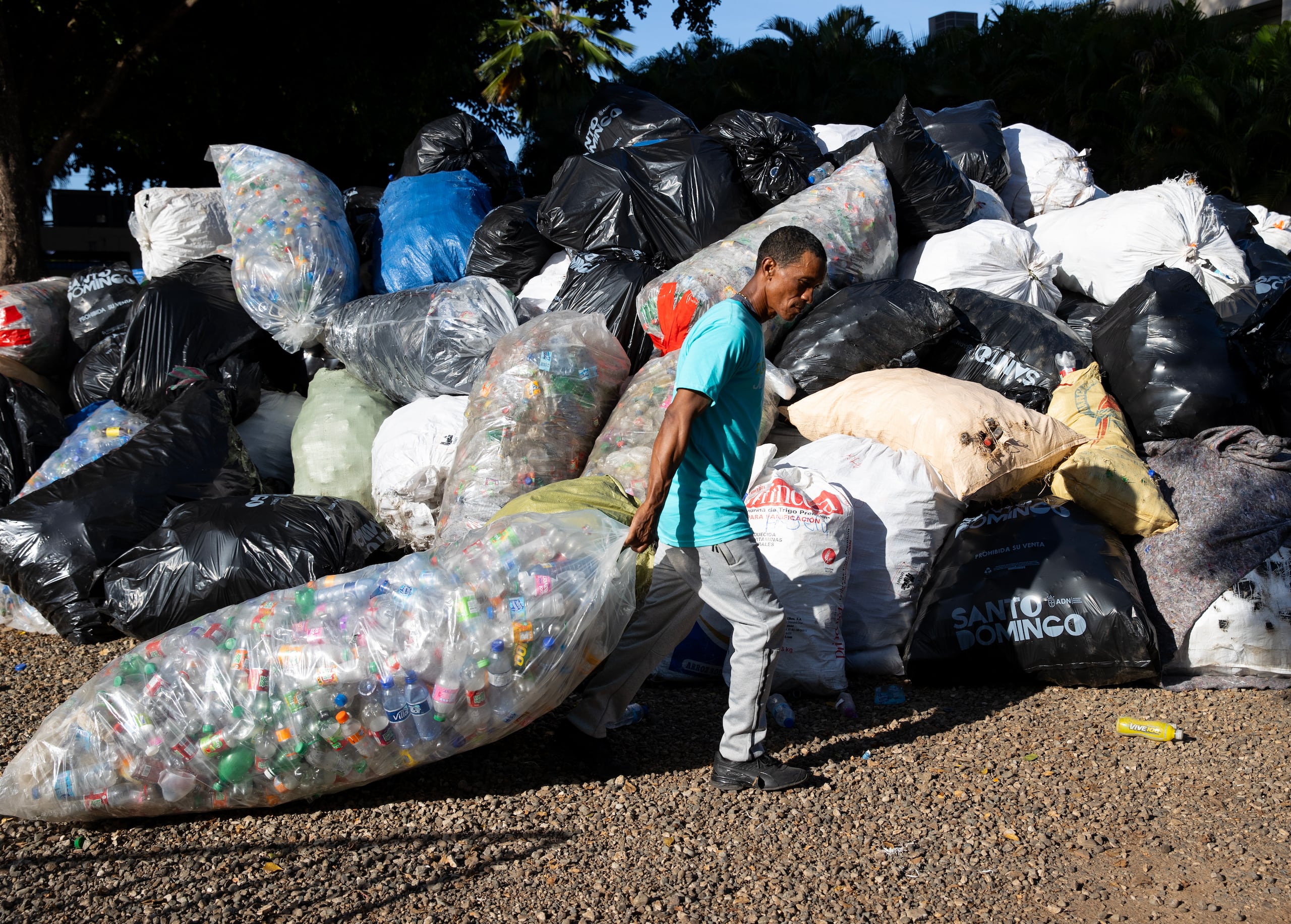 Las botellas recolectadas durante el evento fueron entregadas a la Fundación Botellas de Amor, que lidera una estrategia que transforma los residuos plásticos flexibles "en elementos clave para el bienestar de la comunidad.