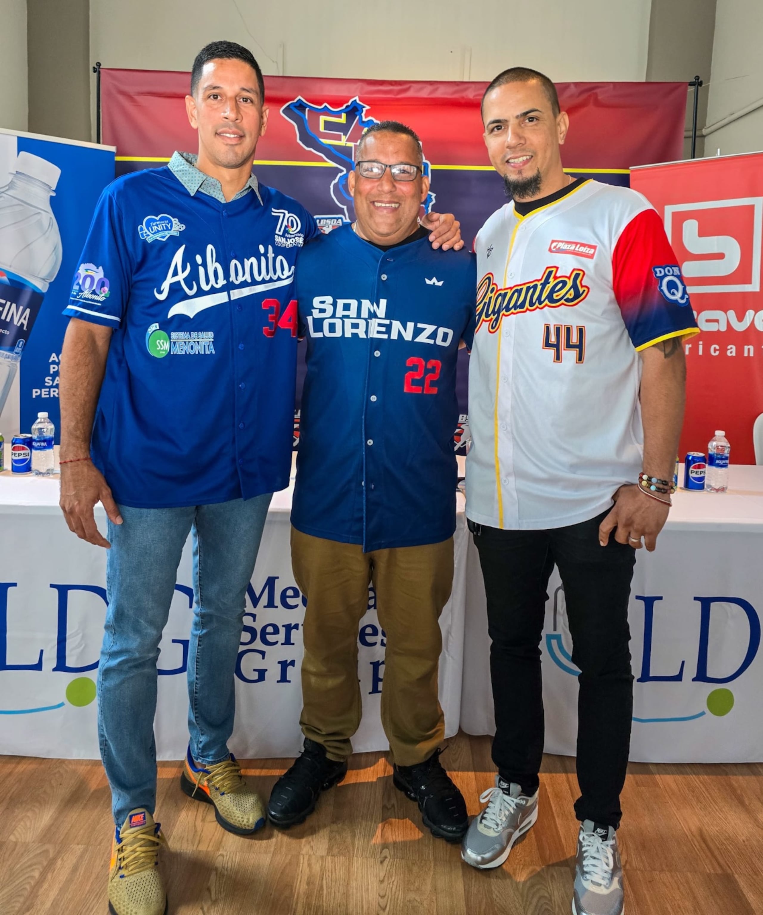 Los lanzadores iniciadores Miguel Martínez, de los Polluelos y Héctor Acevedo, de los Gigantes, junto con Omar Hernández, a quien le dedican el partido del domingo.