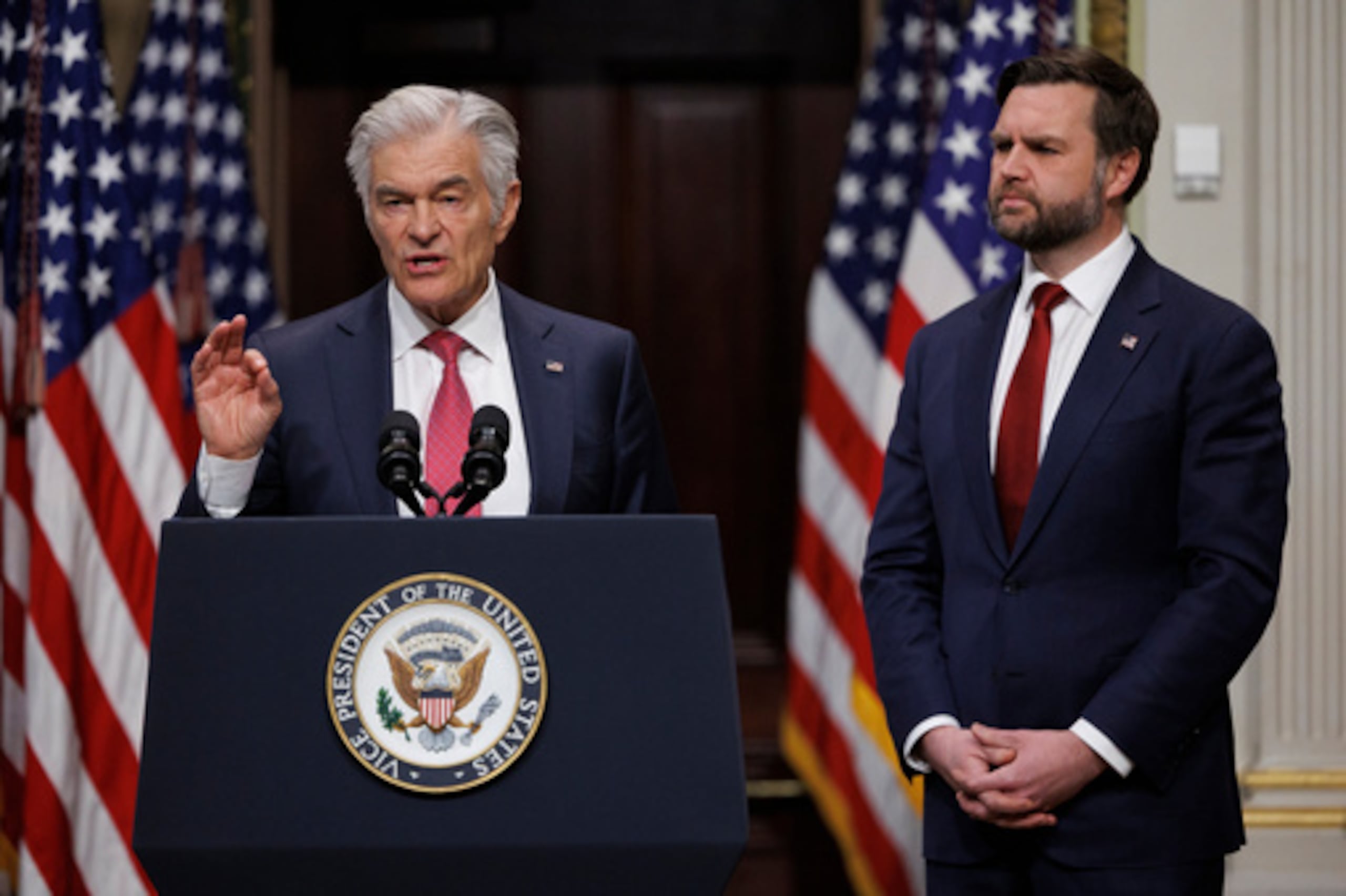 ARCHIVO - Administrador de los Centros de Medicare & Medicaid Services Dr. Mehmet Oz habla junto al vicepresidente JD Vance durante una conferencia de prensa en el campus de la Casa Blanca el miércoles, 25 de febrero 2026, en Washington. (AP Photo/Tom Brenner, Archivo)