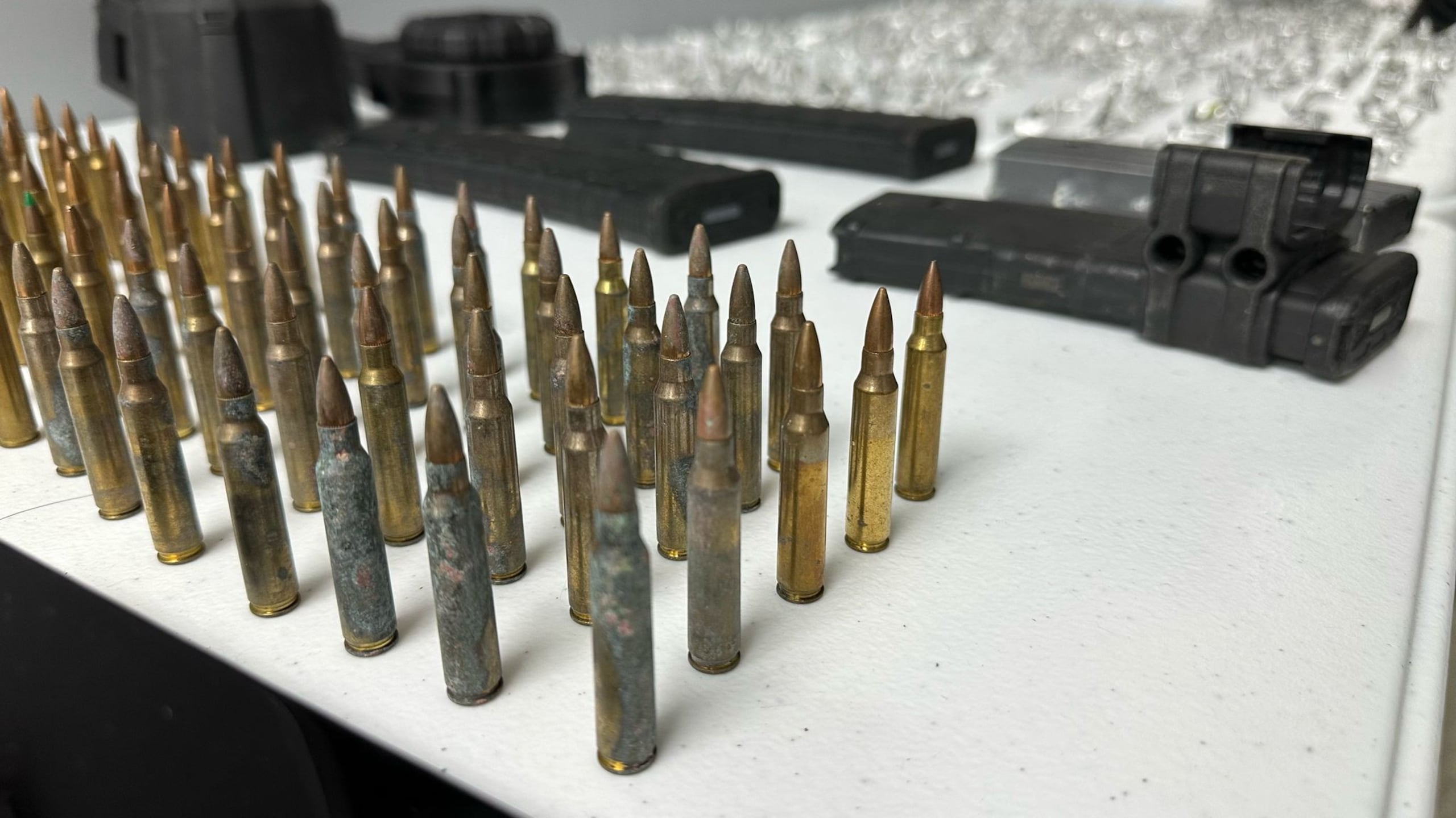 En cuatro allanamientos se ocupó en la Barriada La Perla, gran cantidad de cocaína, heroína, marihuana, crack, dinero, dos pistolas, balas y dinero.