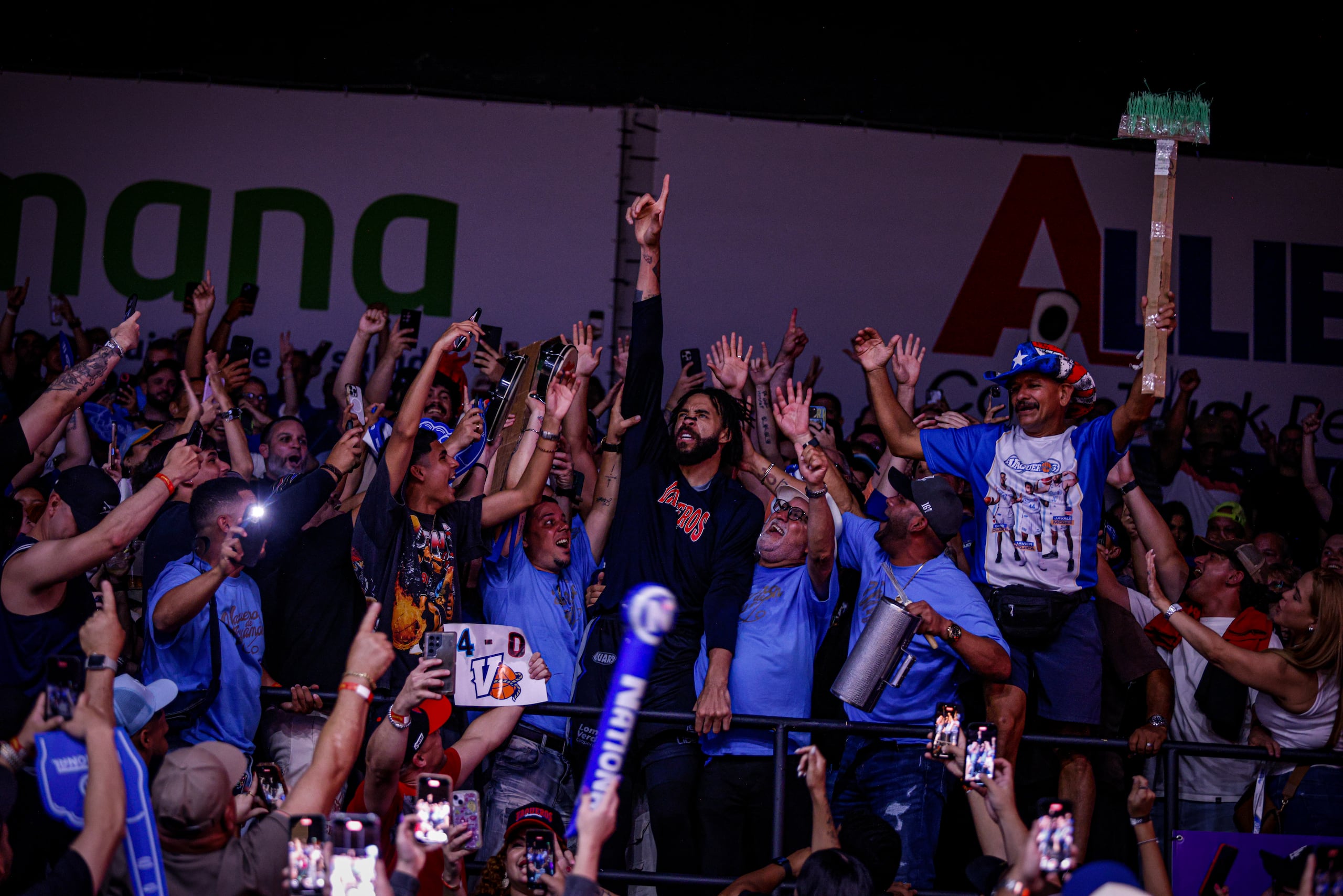 JaVale McGee, centro de los Vaqueros , celebra eufóricamente con los fanáticos de Bayamón en las gradas del Coliseo Carlos Miguel Manguel de Canóvanas.