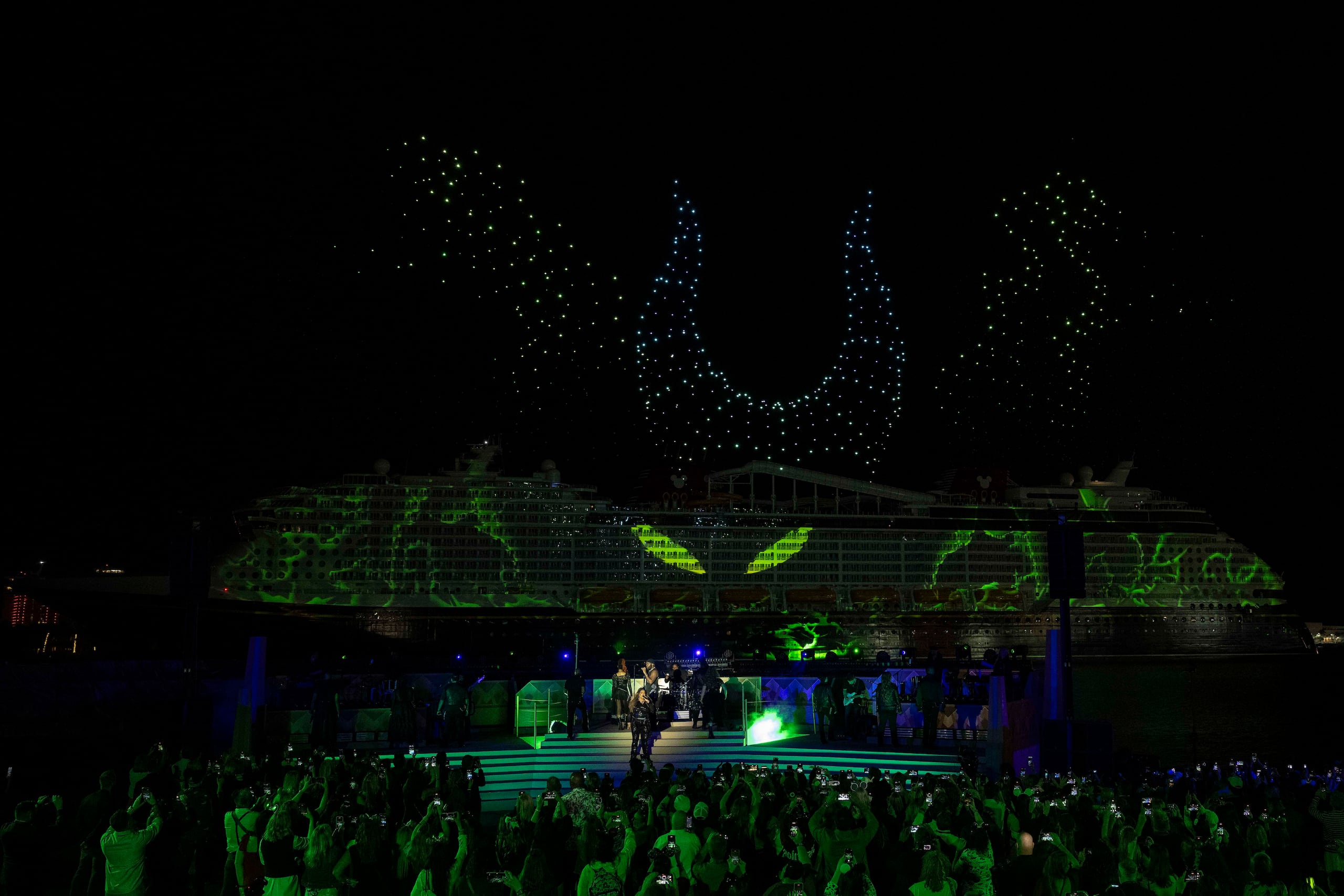 El show incluyó un espectáculo de drones, efectos especiales lumínicos, proyecciones y música en vivo.