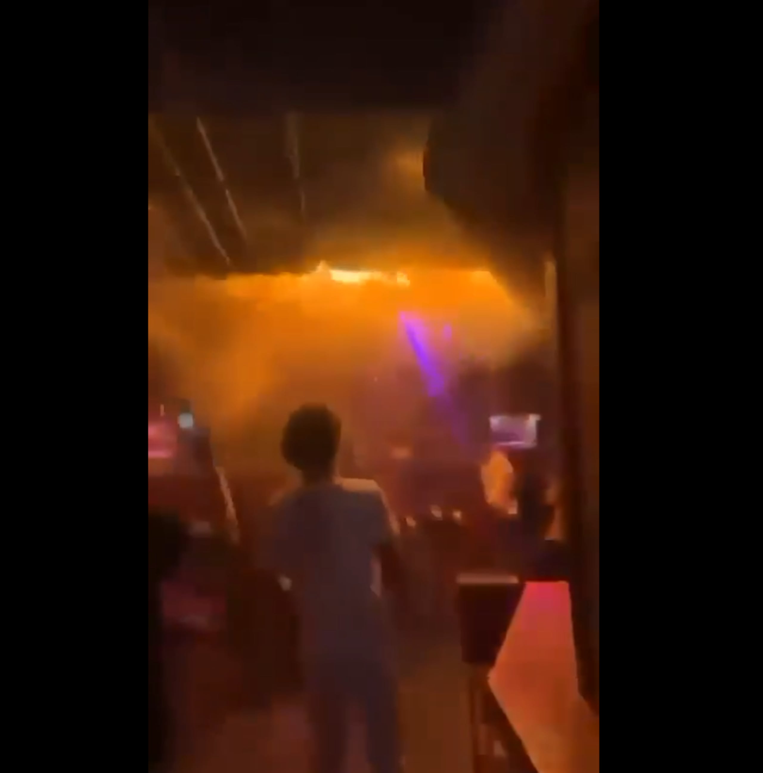 Las autoridades planean investigar si el material del techo cumplía con las regulaciones y si las bengalas, que emiten una corriente de chispas hacia arriba, estaban permitidas para su uso en el bar.