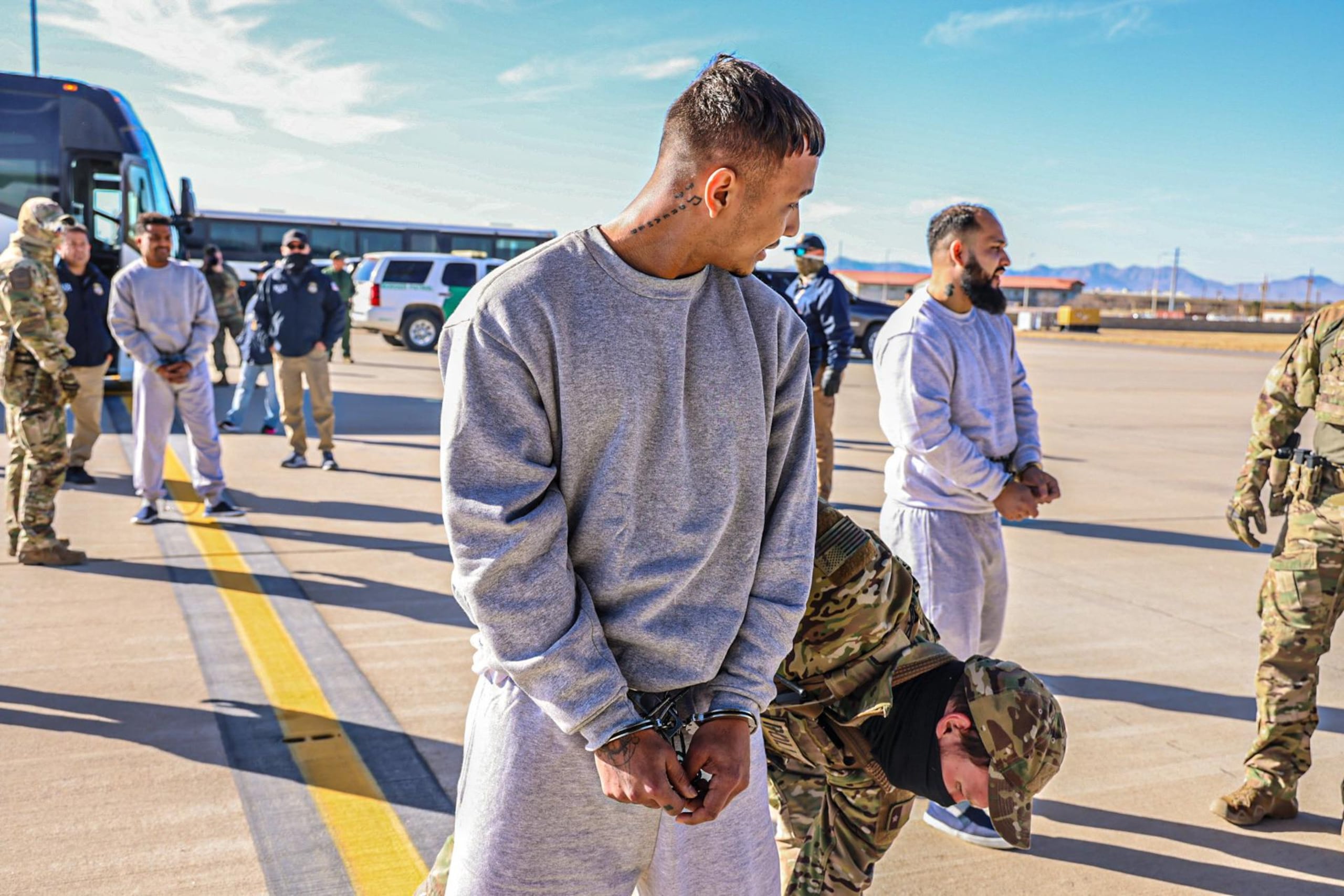 Fotografía tomada de una publicación en la cuenta oficial de la red social X de la secretaria de Seguridad Nacional de Estados Unidos, Kristi Noem, de migrantes esposados el martes, en la Base Militar de Guantánamo (Cuba).
