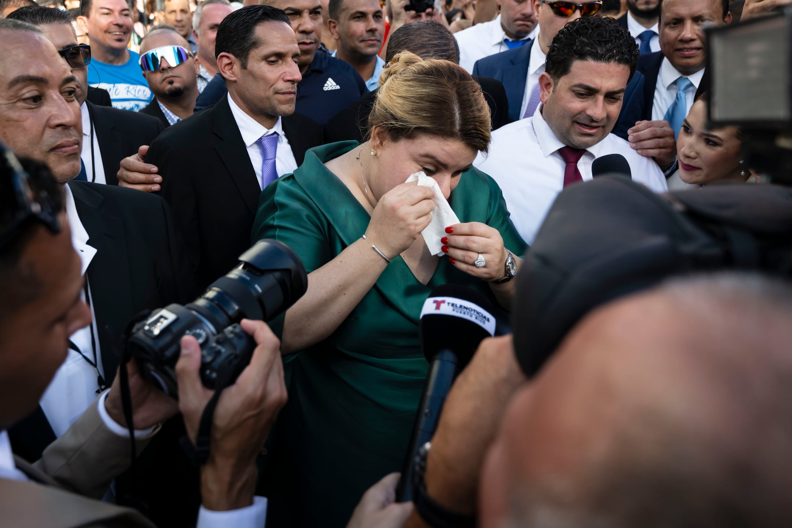 González Colón lloró al llegar a La Fortaleza.