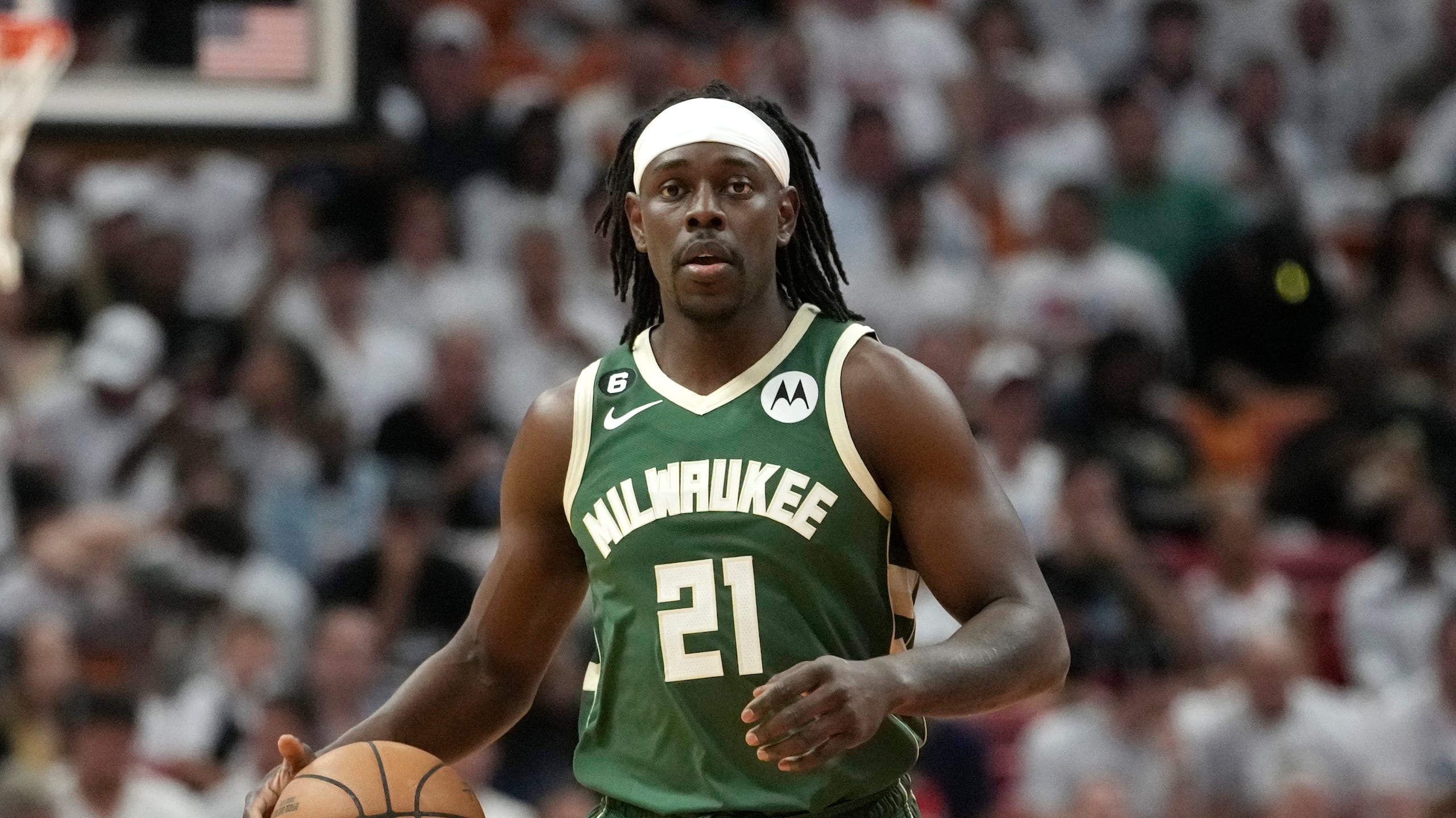 Jrue Holiday de los Bucks de Milwaukee durante un juego ante el Heat de Miami en los playoffs, el 22 de abril de 2023, en Miami. (AP Foto/Lynne Sladky)
