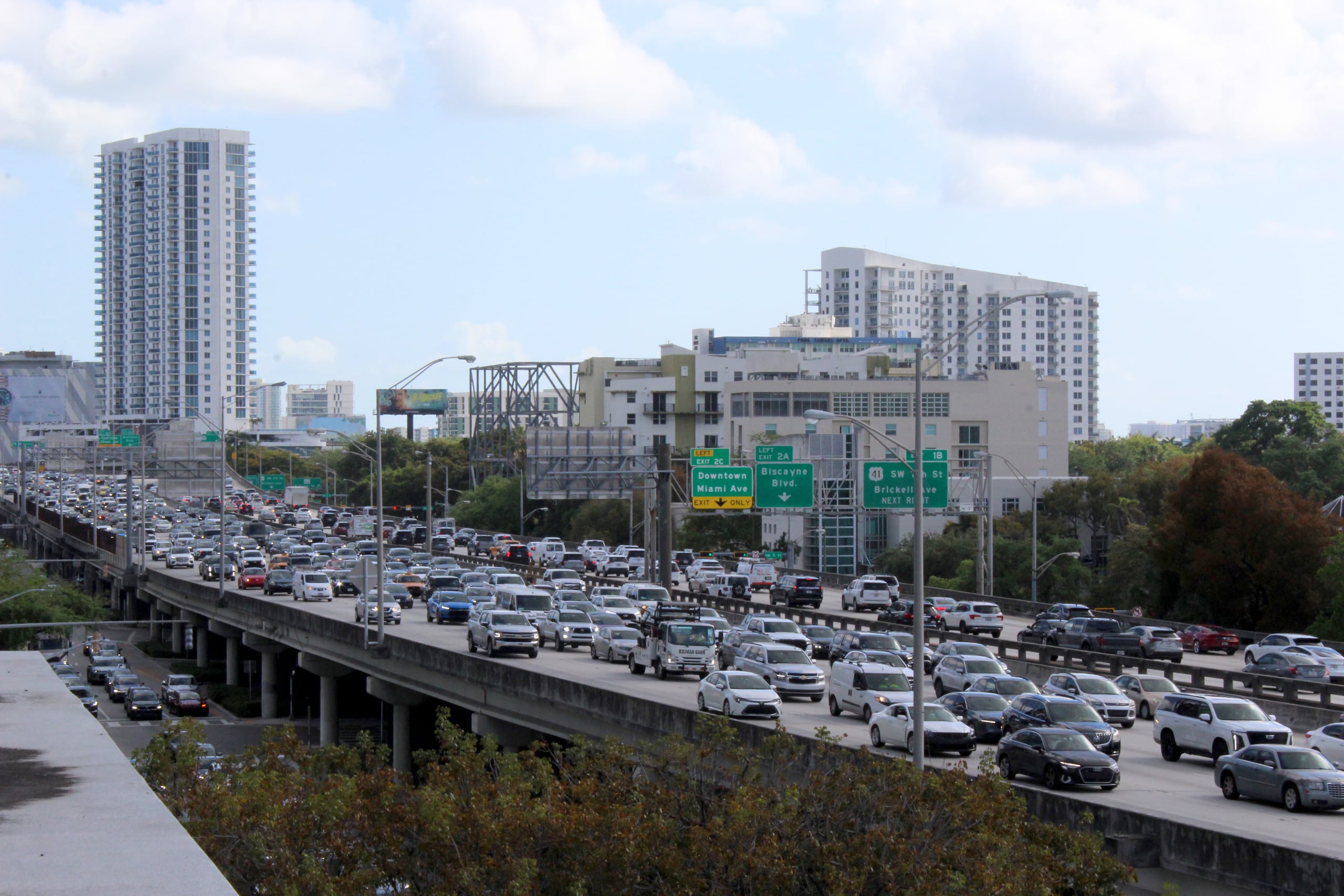 Fotografía del 27 de marzo de 2026 que muestra vehículos durante una congestión vial en una autopista de Miami, Florida (Estados Unidos). EFE/Pedro Pablo Cortés
