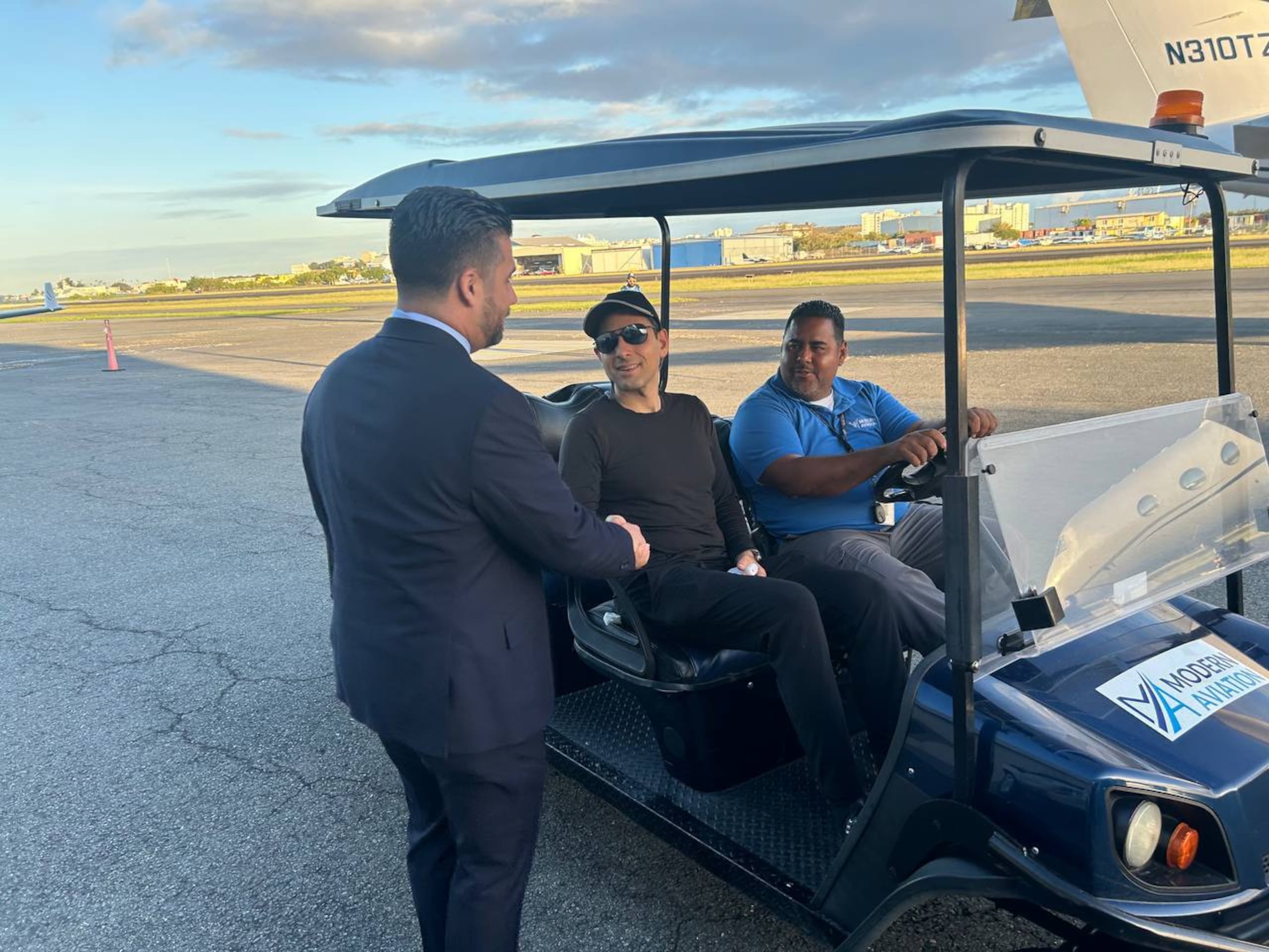 El director ejecutivo de la Autoridad de Puertos de Puerto Rico, Norberto Negrón, junto al piloto accidentado.