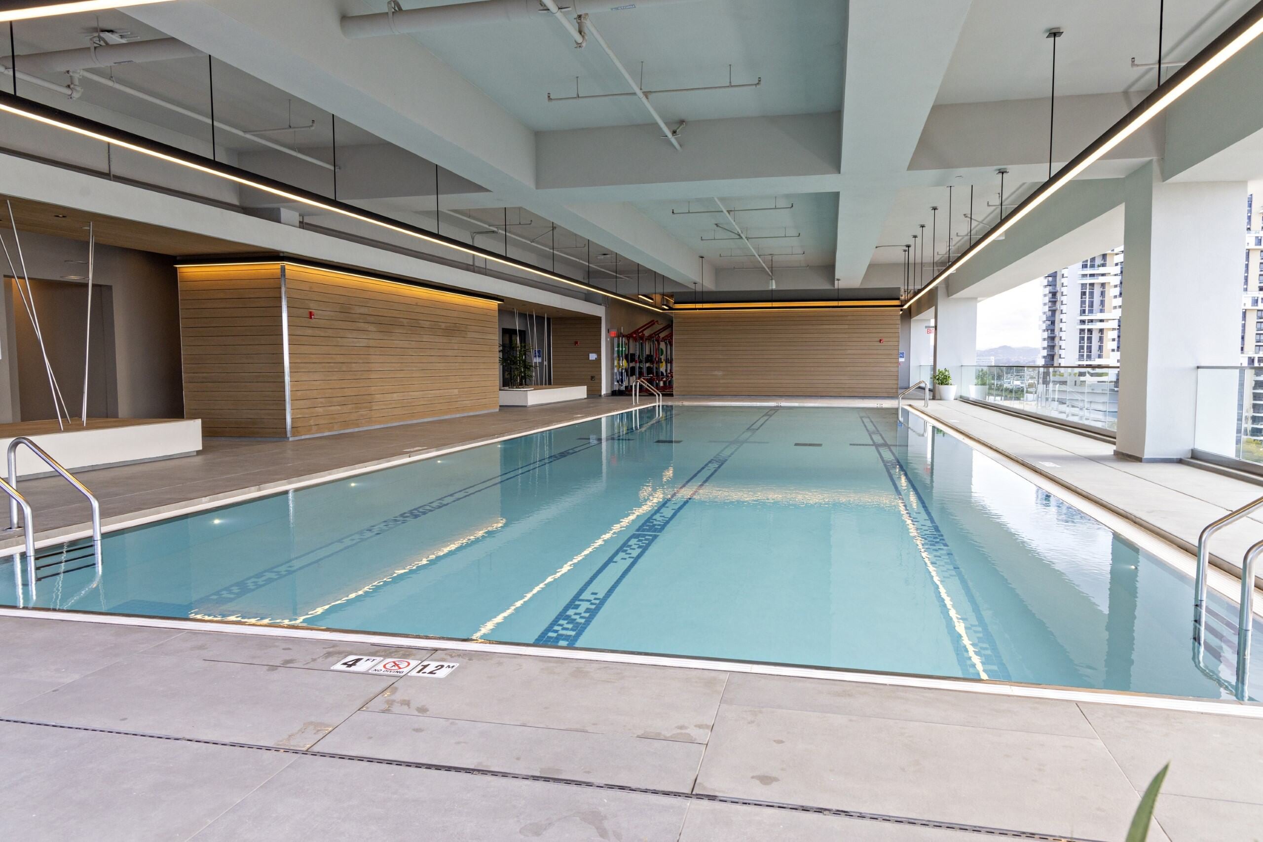 El gimnasio, ubicado en el décimo piso, cuenta con una piscina con tres carriles de nado y 23 metros de largo.