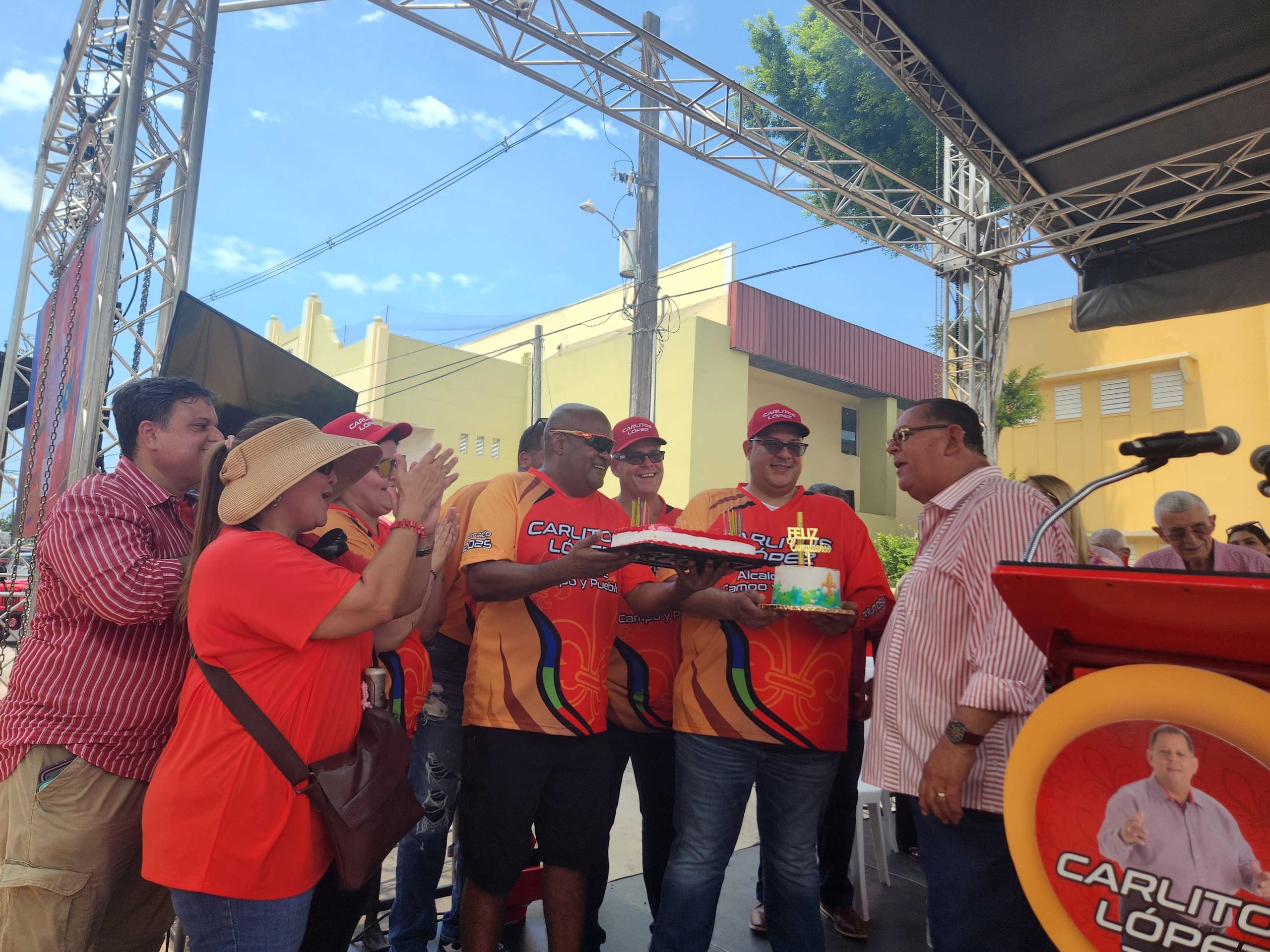 Durante el evento, López Rivera pareció demostrar su poderío y preparación para enfrentar a cualquier oponente. Repartió camisas e hizo una exposición de vehículos que leían “Carlitos López 2025. A toda marcha y con más fuerza”.