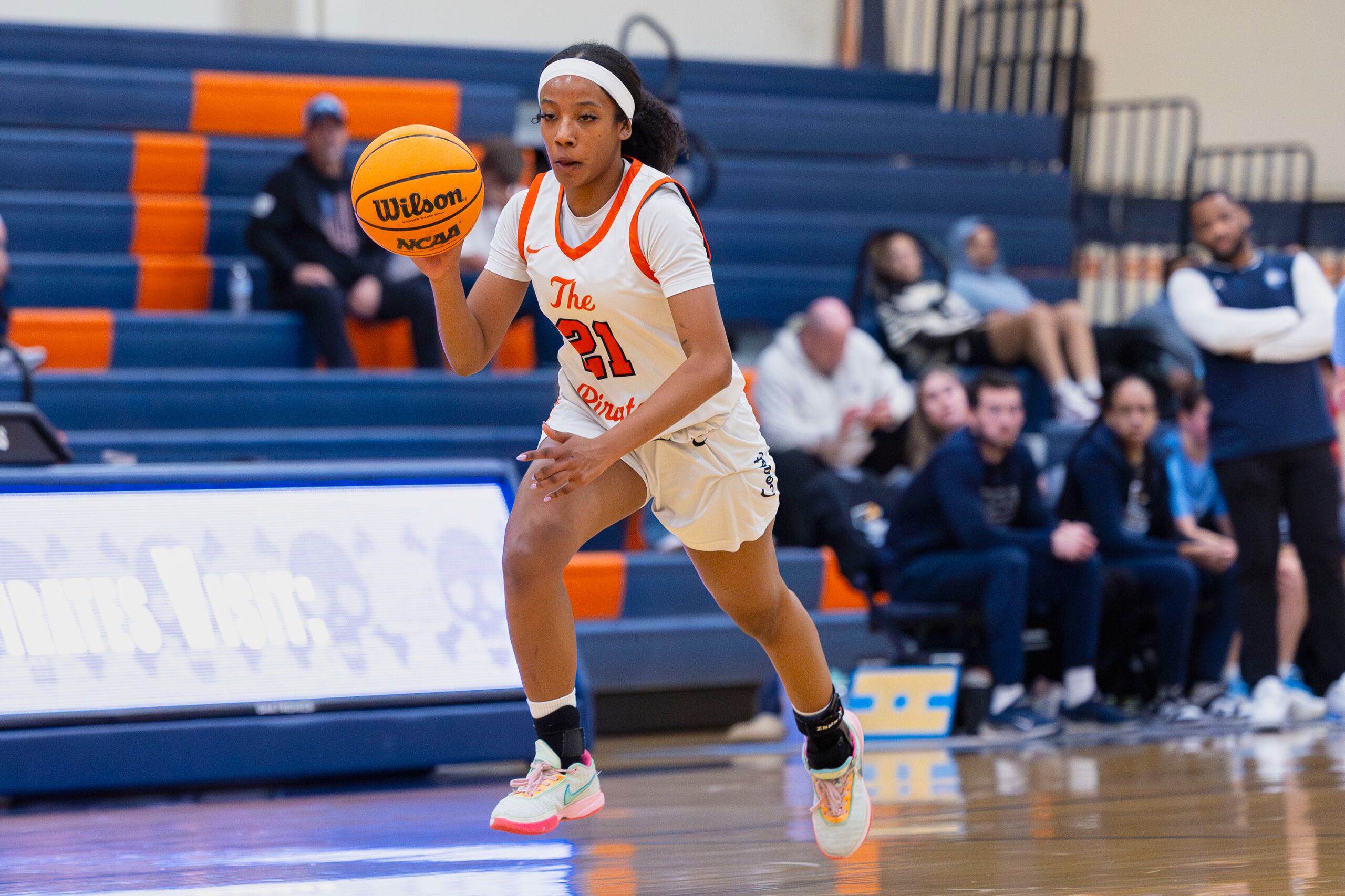 Zoie Lamkin juega para el Orange Coast College en Costa Mesa, California.