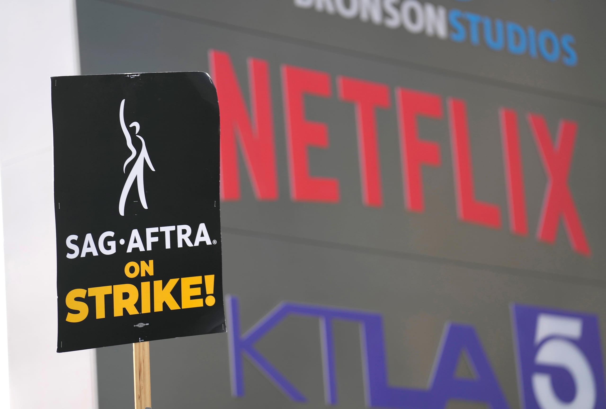 ARCHIVO - Un manifestante porta un cartel en la línea de piquete frente a Netflix el miércoles 27 de septiembre de 2023 en Los Ángeles. (Foto AP/Chris Pizzello, Archivo)