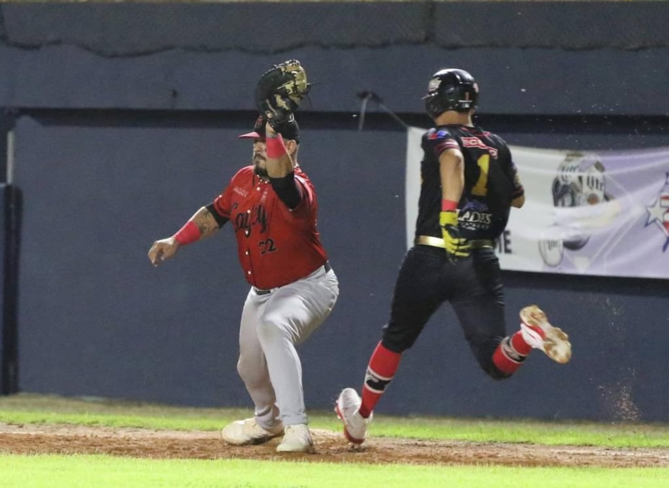 Kevin Luciano completa la captura de un out en el partido de los Toritos.
