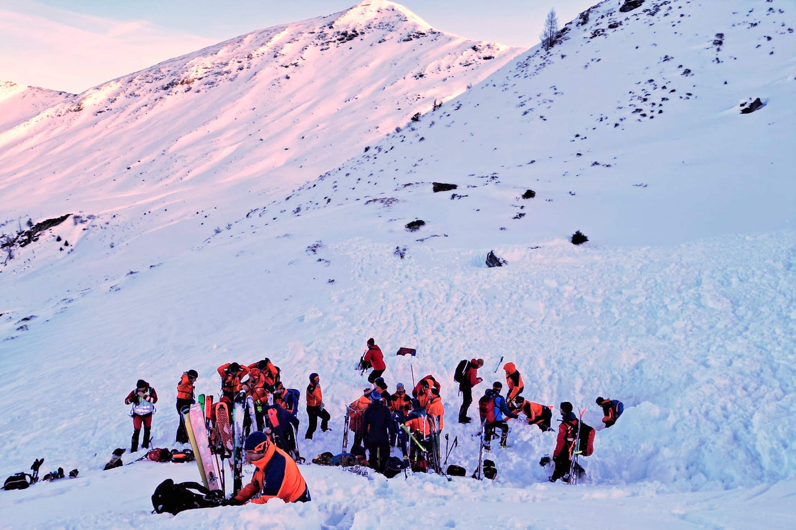 En la localidad de Pusterwald, en el centro de Austria, tres esquiadores checos murieron en una avalancha poco antes de las 4:30 de la tarde.