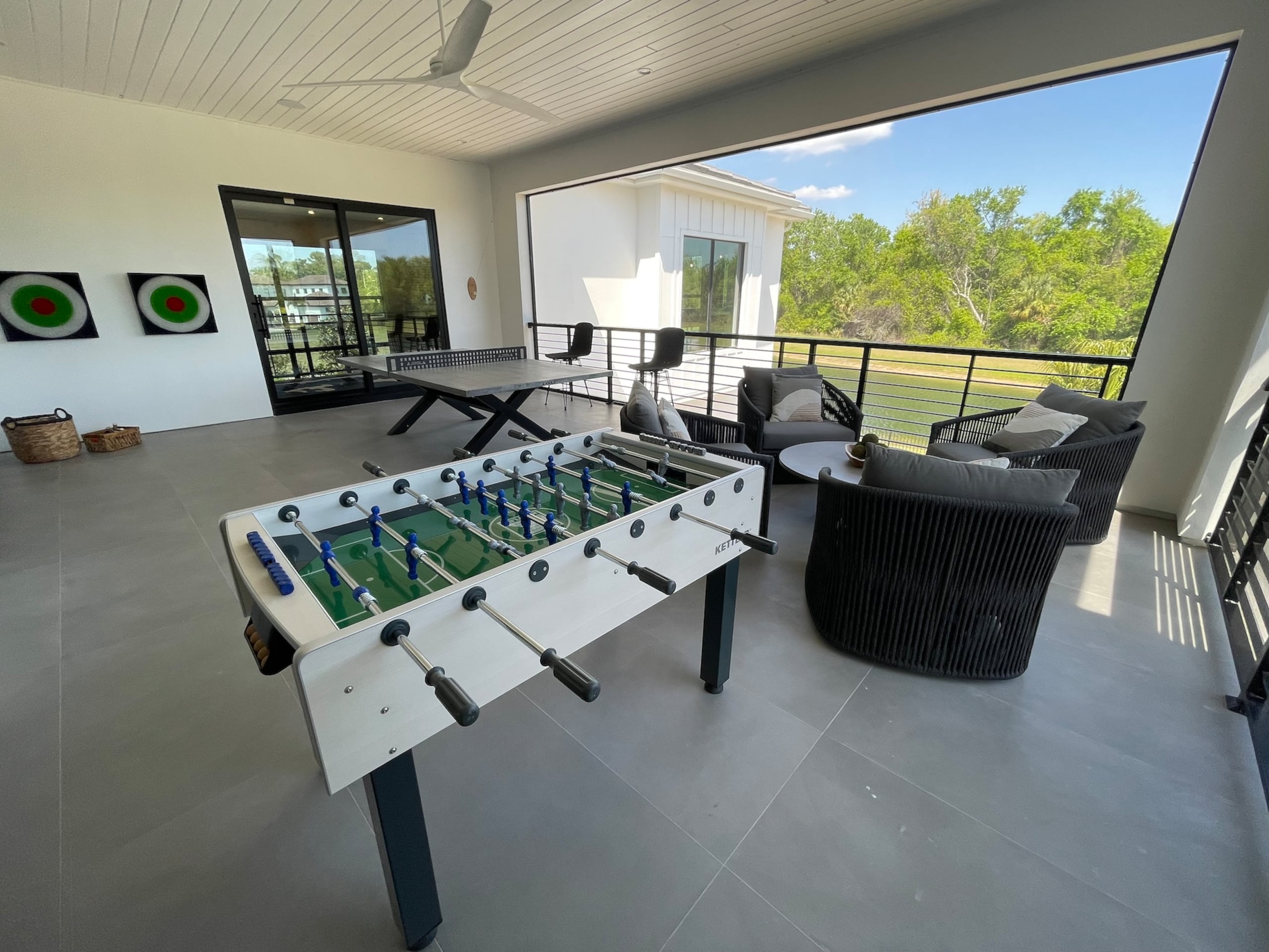 Para una pareja de jubilados con una casa pagada, 401(k)s y una cartera de inversiones, pueden facilitar la transmisión de bienes a los herederos.