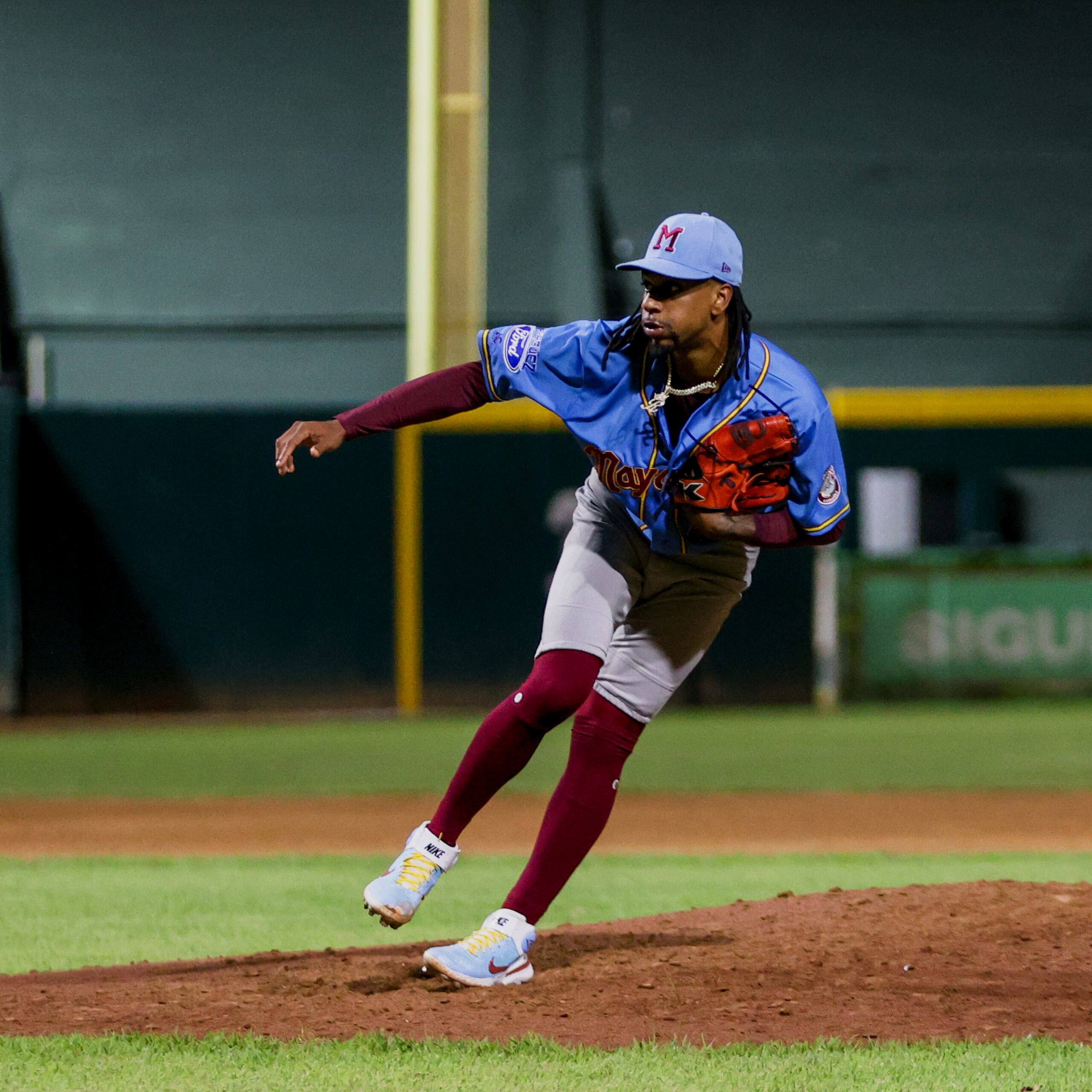 Ronnie Williams en el montícululo durante la temporada 2024-25 de la Liga de Béisbol Profesional Roberto Clemente (LBPRC).