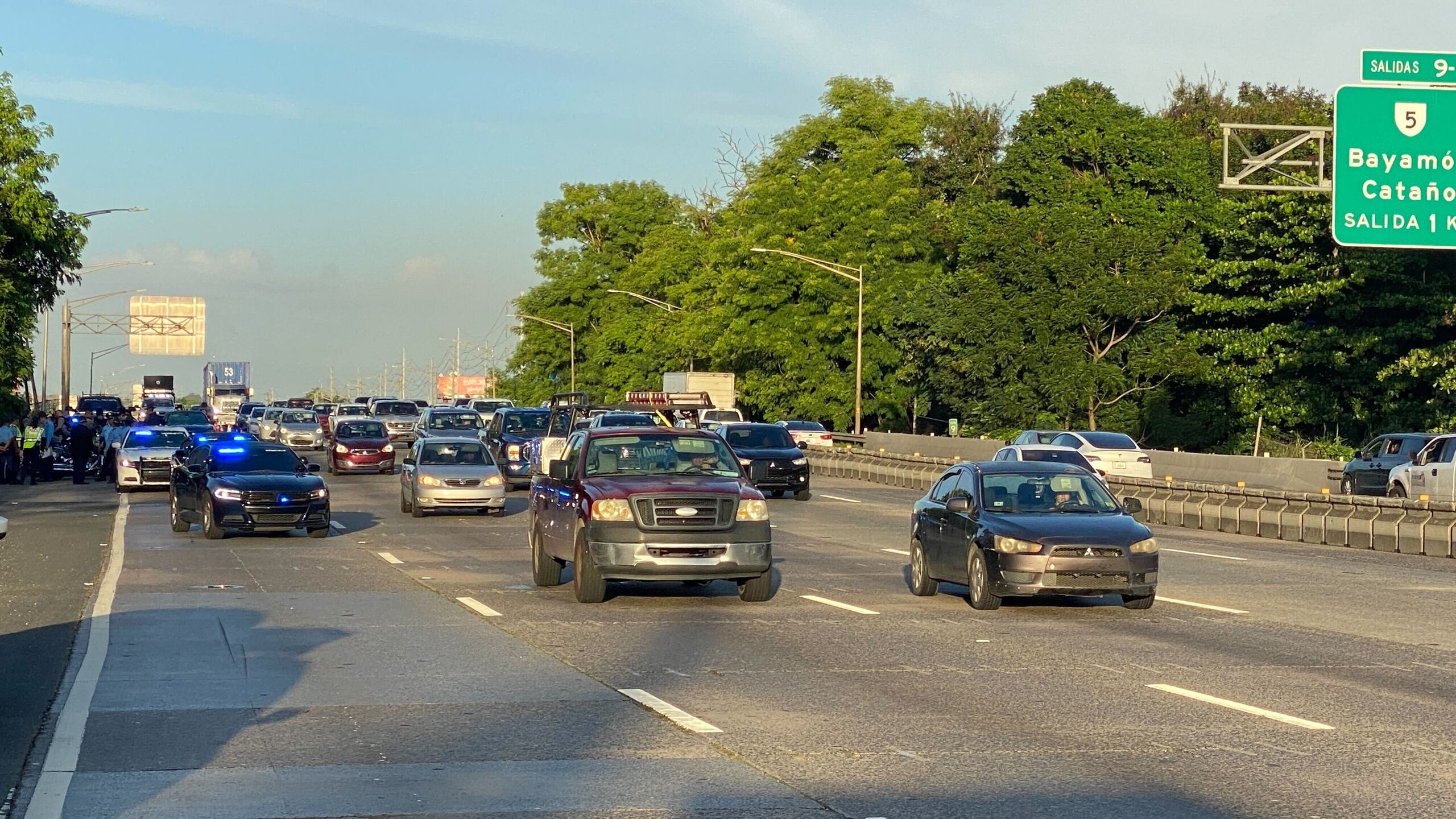 Se informó que solo hay dos carriles disponibles en ambas direcciones, por lo que se recomienda tomar rutas alternas.
