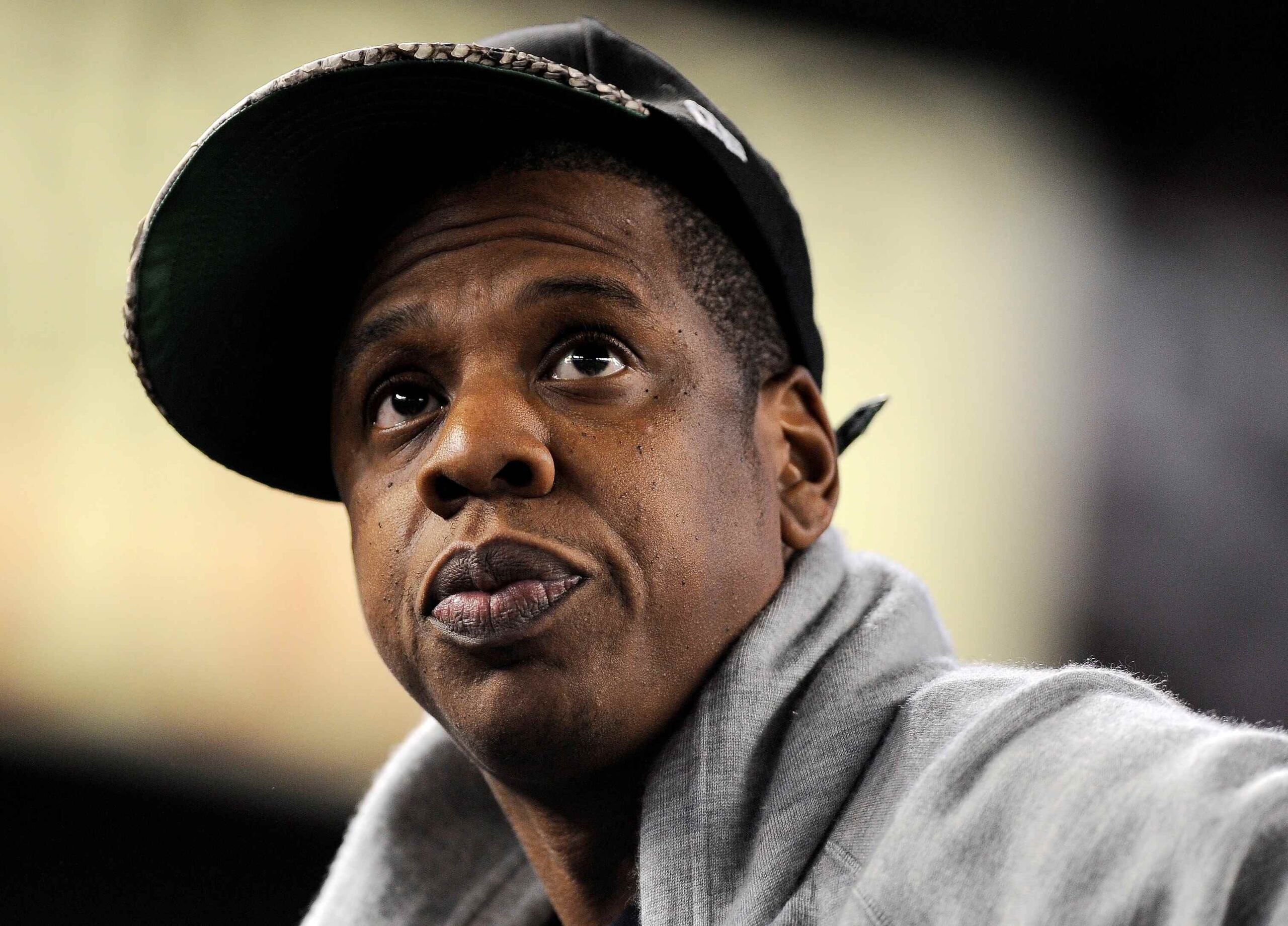 El rapero estadounidense Jay Z asiste el pasado noviembre a un partido playoff de la División de la Liga Americana entre los Yankees de Nueva York y los Tigres de Detroit, en el Yankee Stadium en el Bronx, Nueva York. (Agencia EFE)