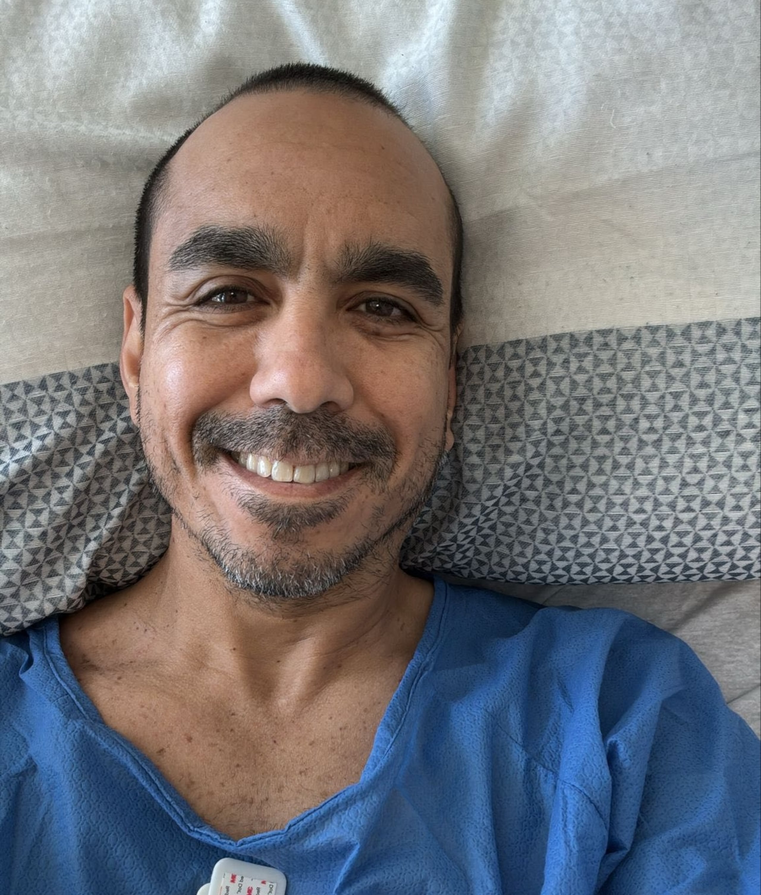 El periodista Álex Delgado fue diagnosticado con un sarcoma de tejidos blandos en estadio cuatro en el intestino, que se ha propagado al hígado.