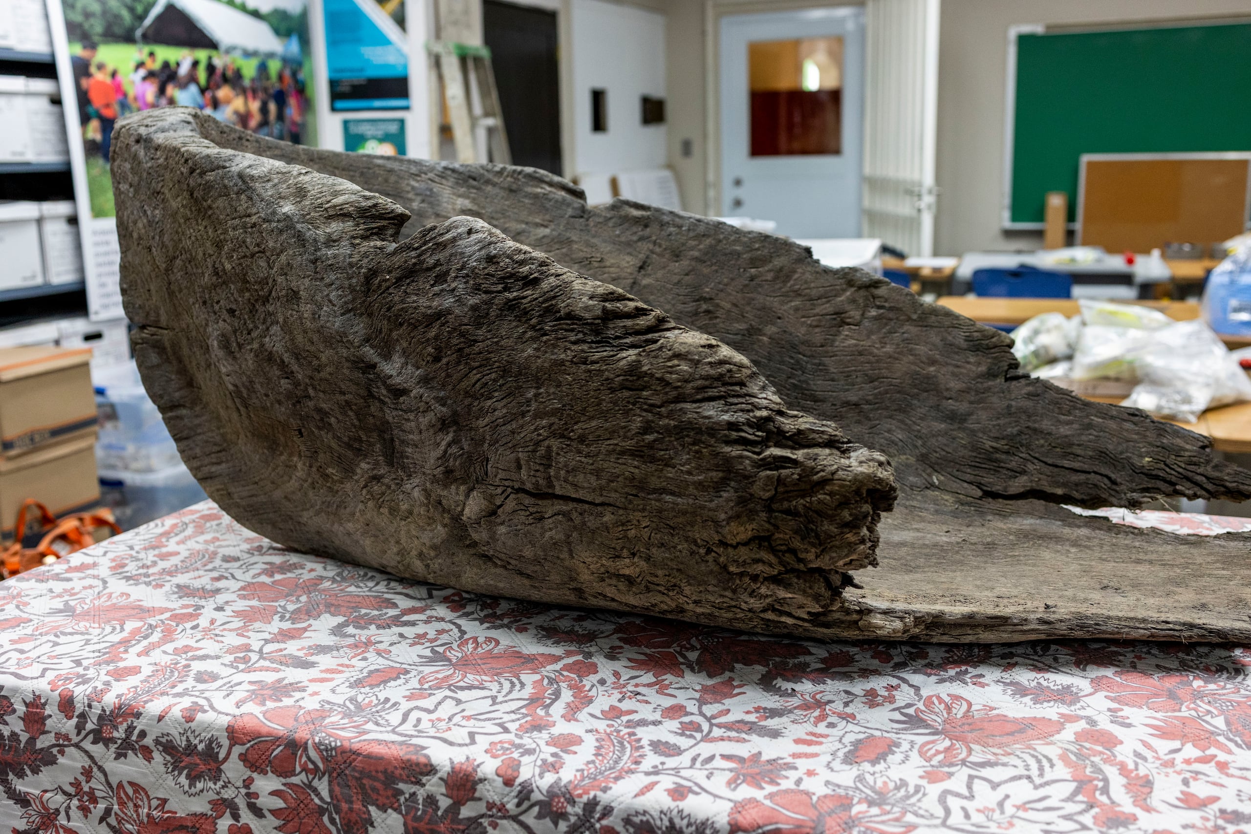 Parte de una canoa encontrada en Mayagüez.